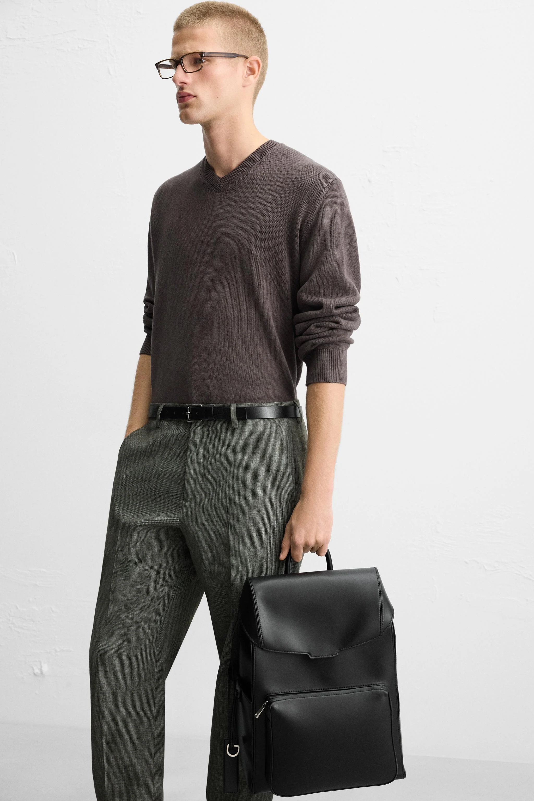 کوله پشتی تاشو تک رنگ. محفظه اصلی با درپوش و بست مغناطیسی. قسمت داخلی دارای فضا برای دستگاه های الکترونیکی تا 13 اینچ و یک جیب زیپ دار است. قسمت جلویی دارای یک جیب زیپ دار است. جیب های تخت در طرفین. پشت پد دار با بند چمدان. دسته و دو بند شانه ای قابل تنظیم و پد دار. جزئیات برچسب شناسایی قابل جابجایی. ارتفاع x طول x عرض: 40 x 30 x 16 سانتی متر.