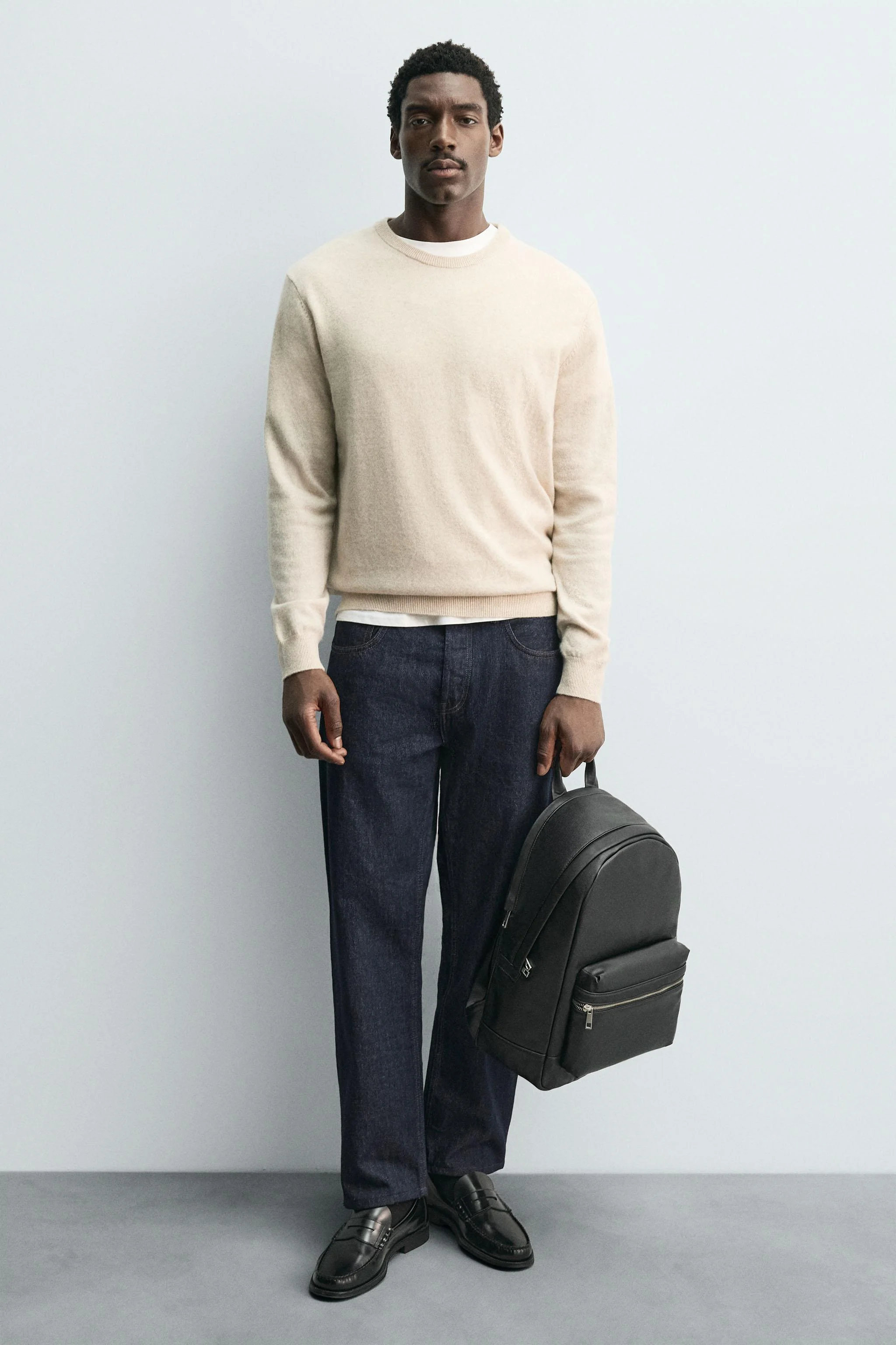 کوله پشتی با بافت برجسته. محفظه اصلی با بست زیپی. جیب جلویی با بست زیپی. پشت پد دار با بند مخصوص چمدان. دسته بالایی و بندهای شانه قابل تنظیم. ارتفاع x طول x عرض: 42 x 30 x 15 سانتی متر / 16.5 x 11.8 x 5.9 اینچ