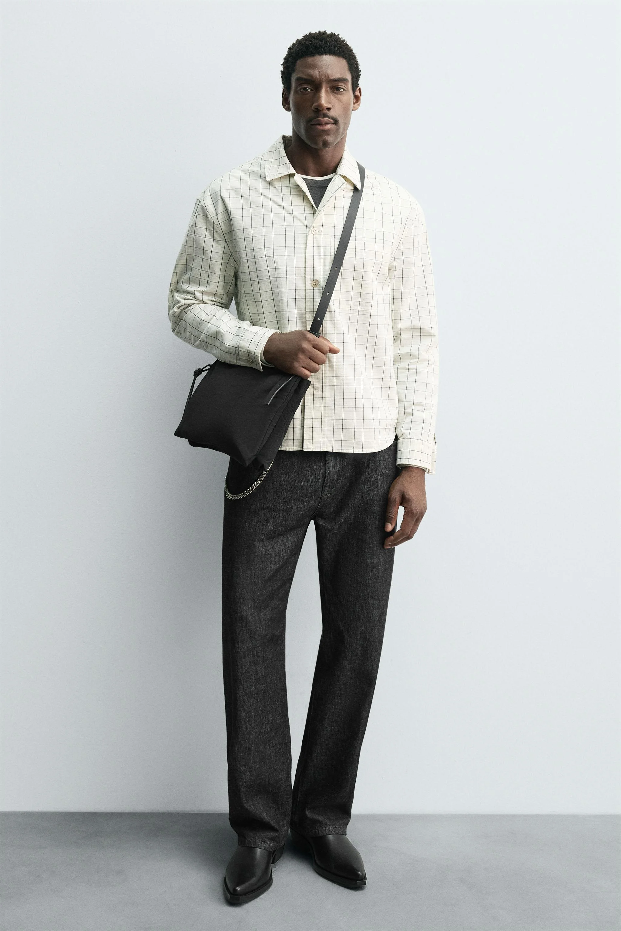 کیف رودوشی از جنس پارچه فنی. محفظه اصلی با بست دو زیپه. قسمت داخلی دارای یک جیب زیپ دار. قسمت جلویی با یک جیب زیپ دار. بند شانه قابل تنظیم. ارتفاع x طول x عرض: 23 x 28 x 13 سانتی متر.