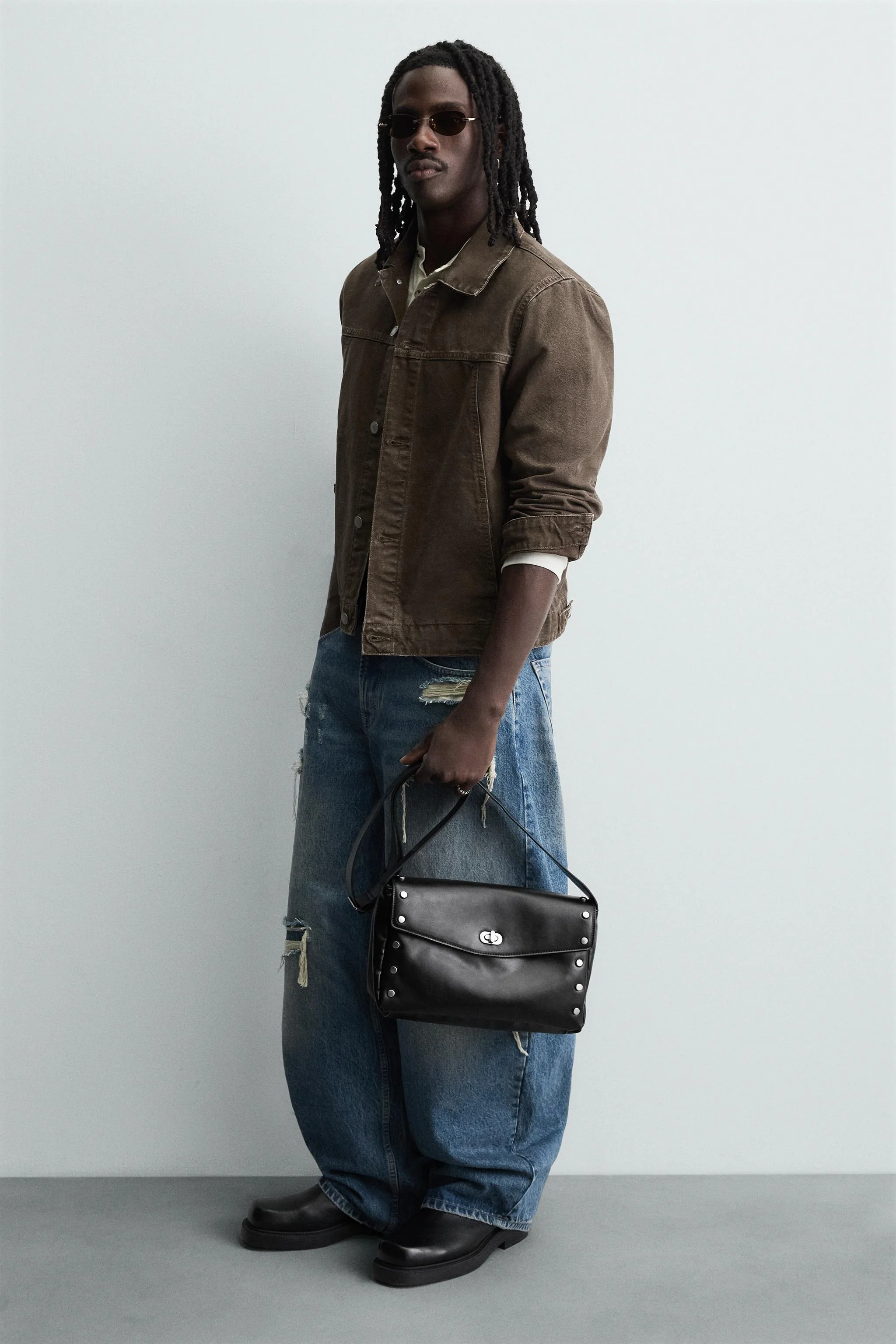 کیف دوشی با جزئیات فلزی