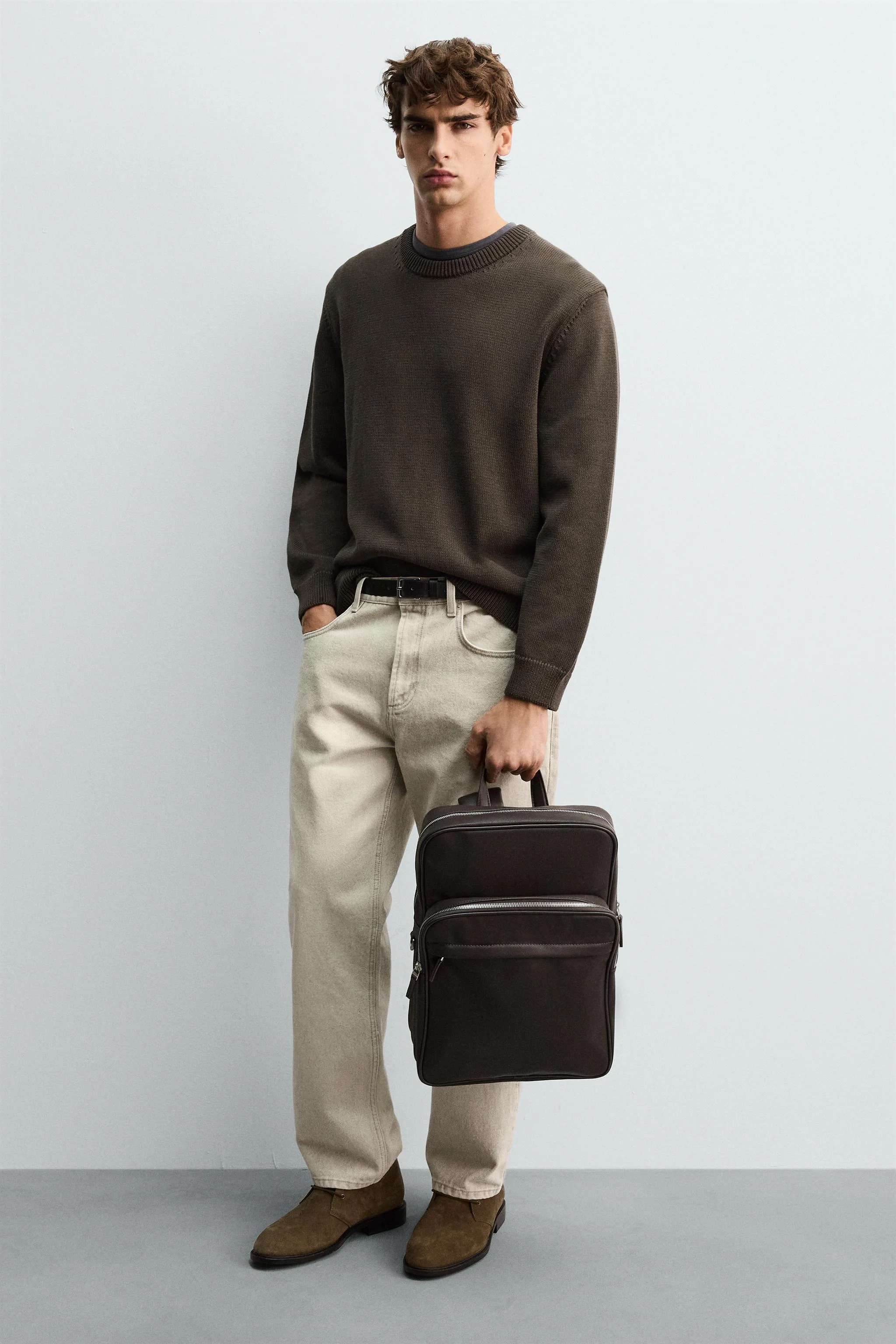 کوله پشتی با بافت برجسته. محفظه اصلی با بست زیپی. فضای داخلی دارای فضا برای دستگاه های الکترونیکی تا 13 اینچ و یک جیب زیپ دار است. یک جیب زیپ دار در قسمت جلویی وجود دارد. پشت پد دار و بند چمدان. دارای یک دسته و دو بند شانه ای قابل تنظیم و پد دار است. ارتفاع x طول x عرض: 42 x 31 x 15 سانتی متر.