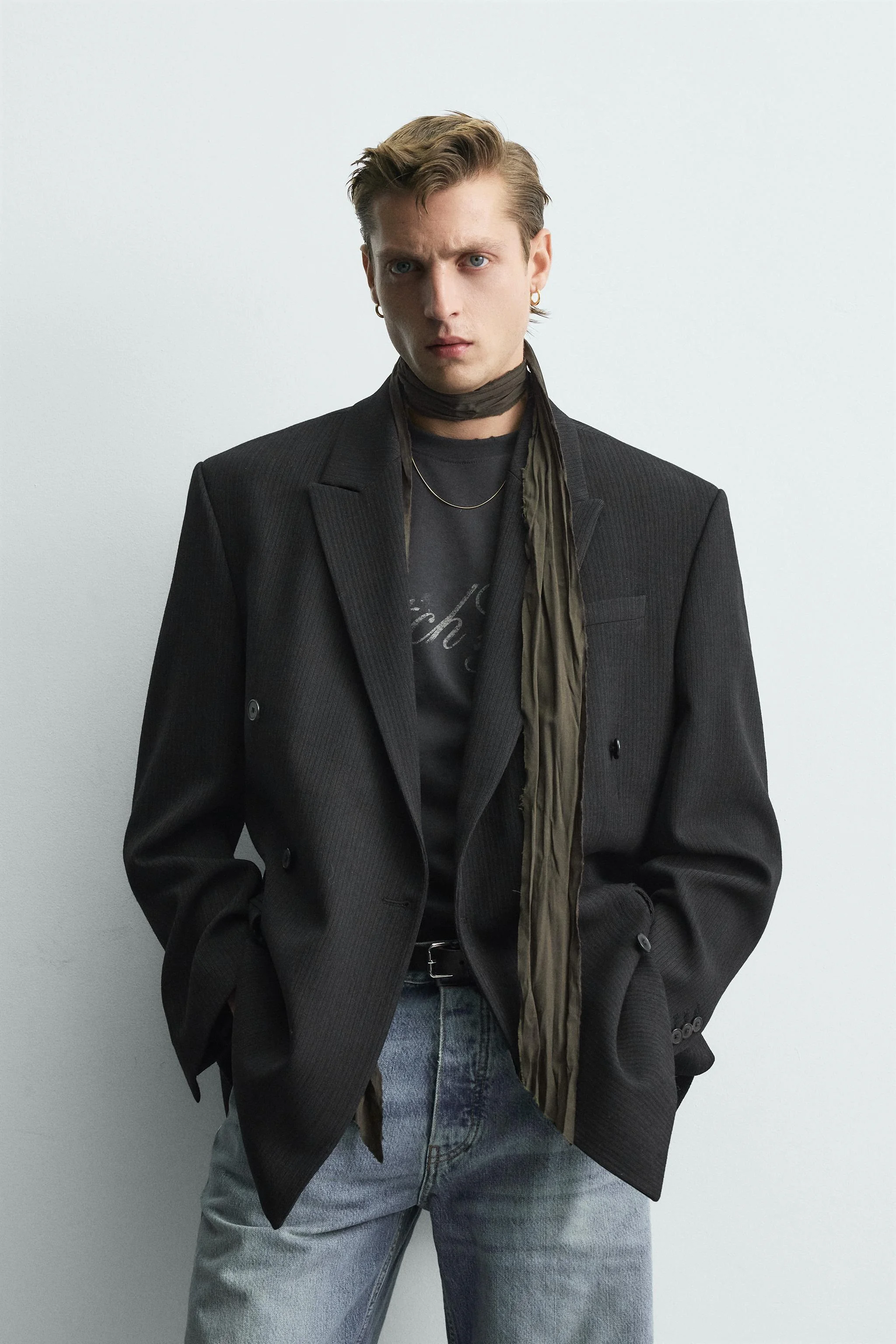 کت بلیزر راه راه دکمه دوبل با برش آزاد کت بلیزر راه راه دکمه دوبل با برش آزاد