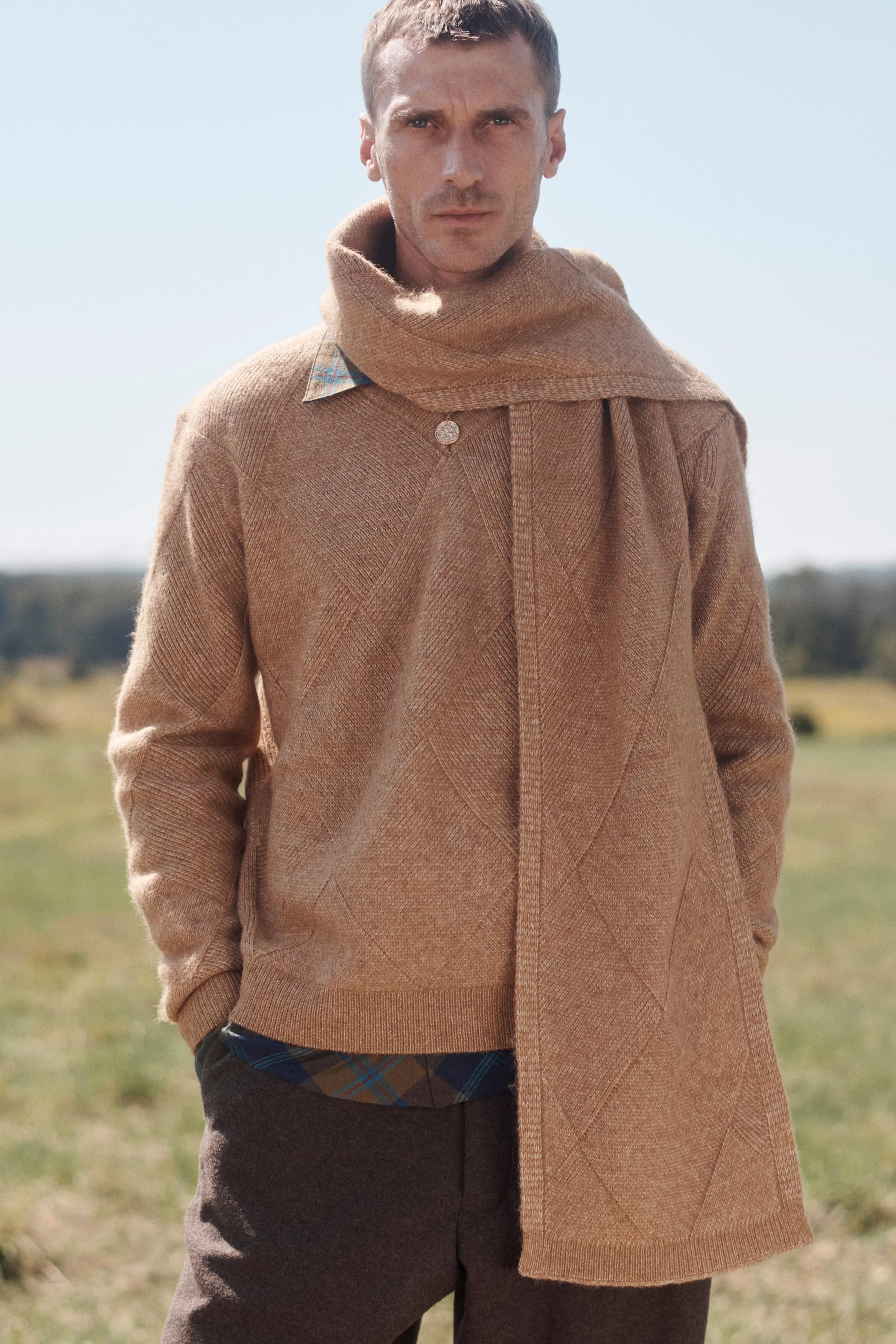 پلیور بافتنی طرح ژاکارد هندسی نسخه محدود به همراه شال گردن پلیور بافتنی طرح ژاکارد هندسی نسخه محدود به همراه شال گردن