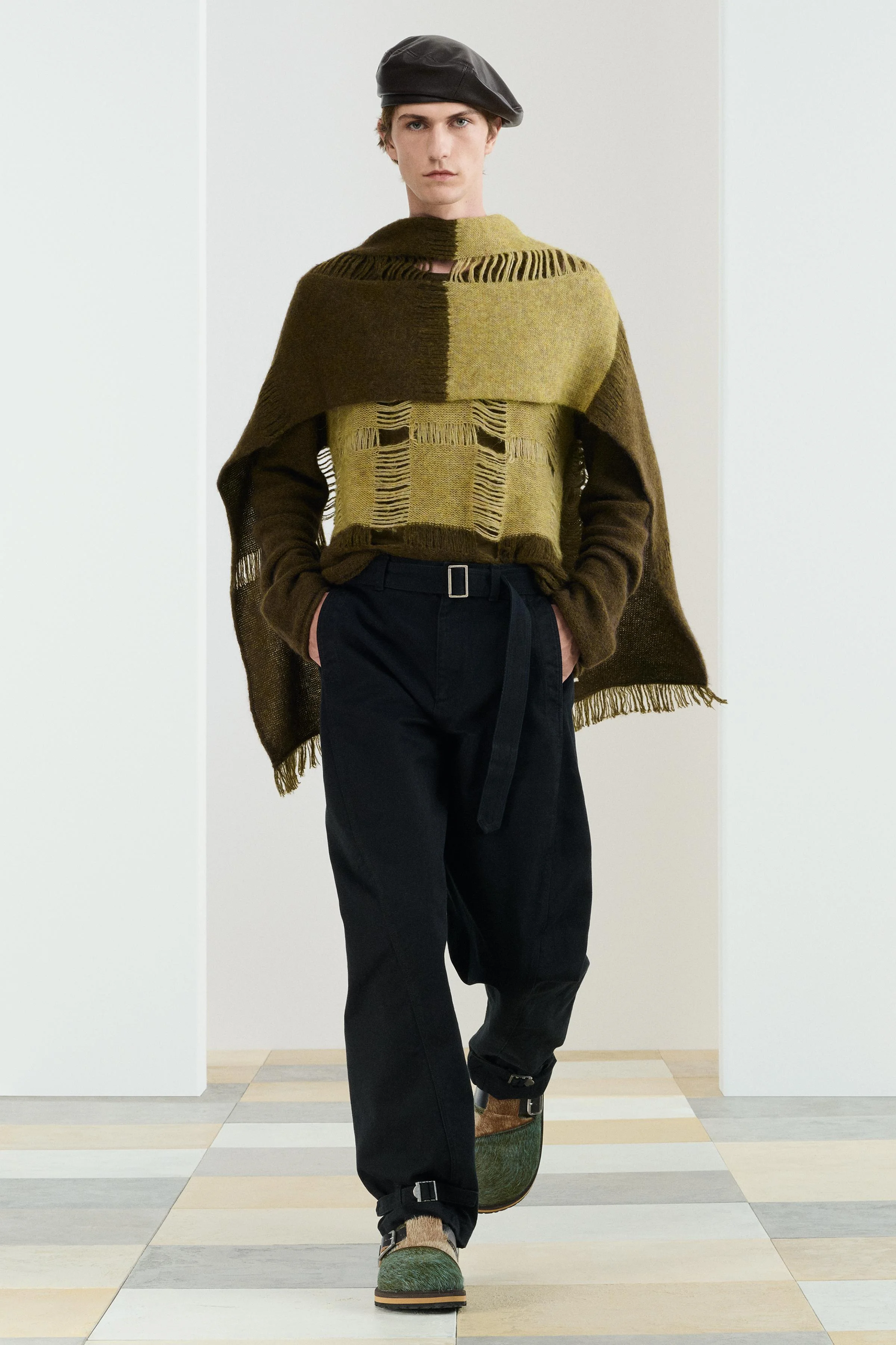 پلیور بافتنی با تن خور راحت، تهیه شده از نخ پشم و الیاف آلپاکا. دارای بافت باز، یقه گرد، آستین بلند و لبه های کشبافت. پلیور بافتنی با تن خور راحت، تهیه شده از نخ پشم و الیاف آلپاکا. دارای بافت باز، یقه گرد، آستین بلند و لبه های کشبافت.