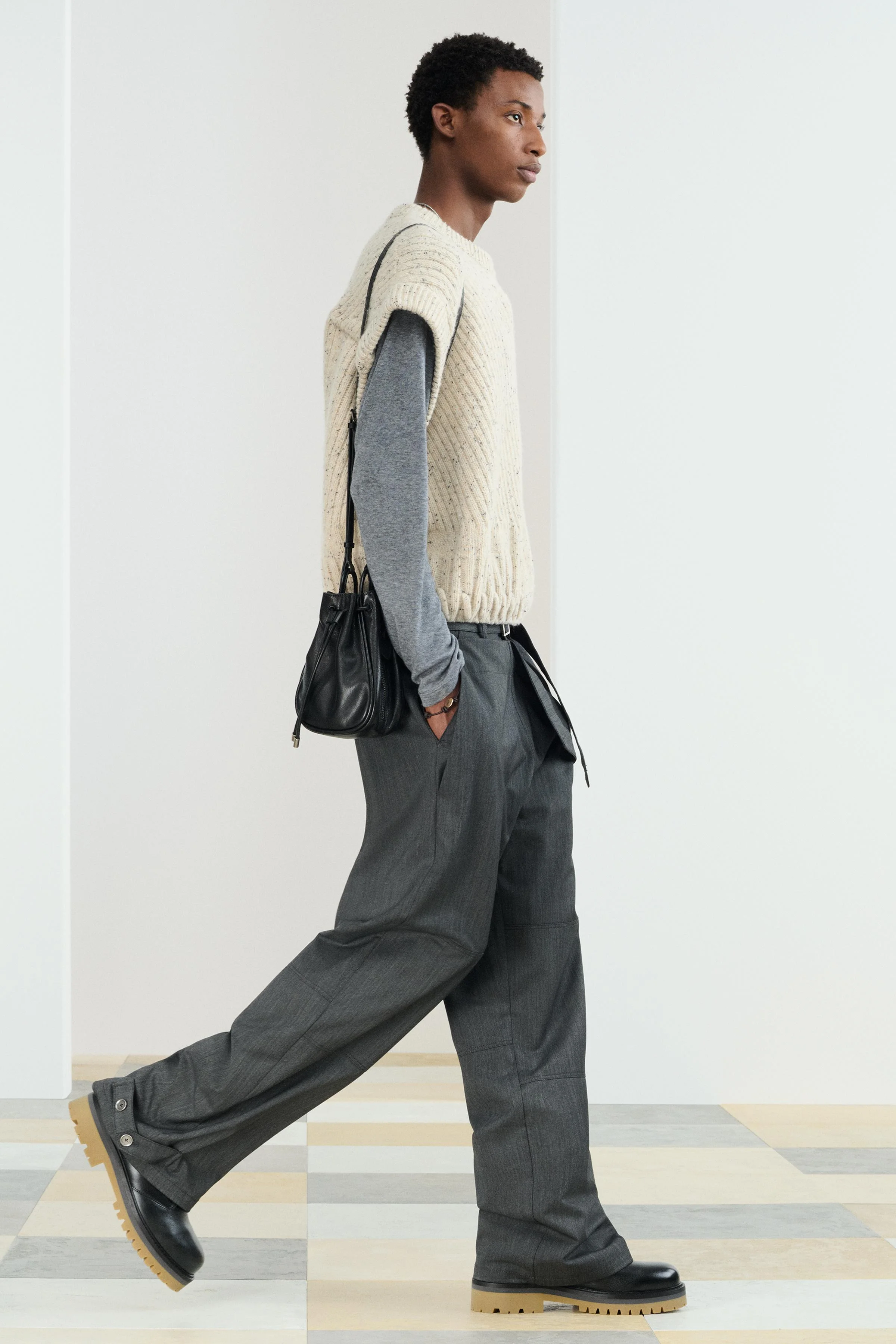 وست بافتنی KNTTD، تن خور راحت، ترکیب پشم. بافت ترکیبی. یقه گرد و بدون آستین. لبه های نواری.