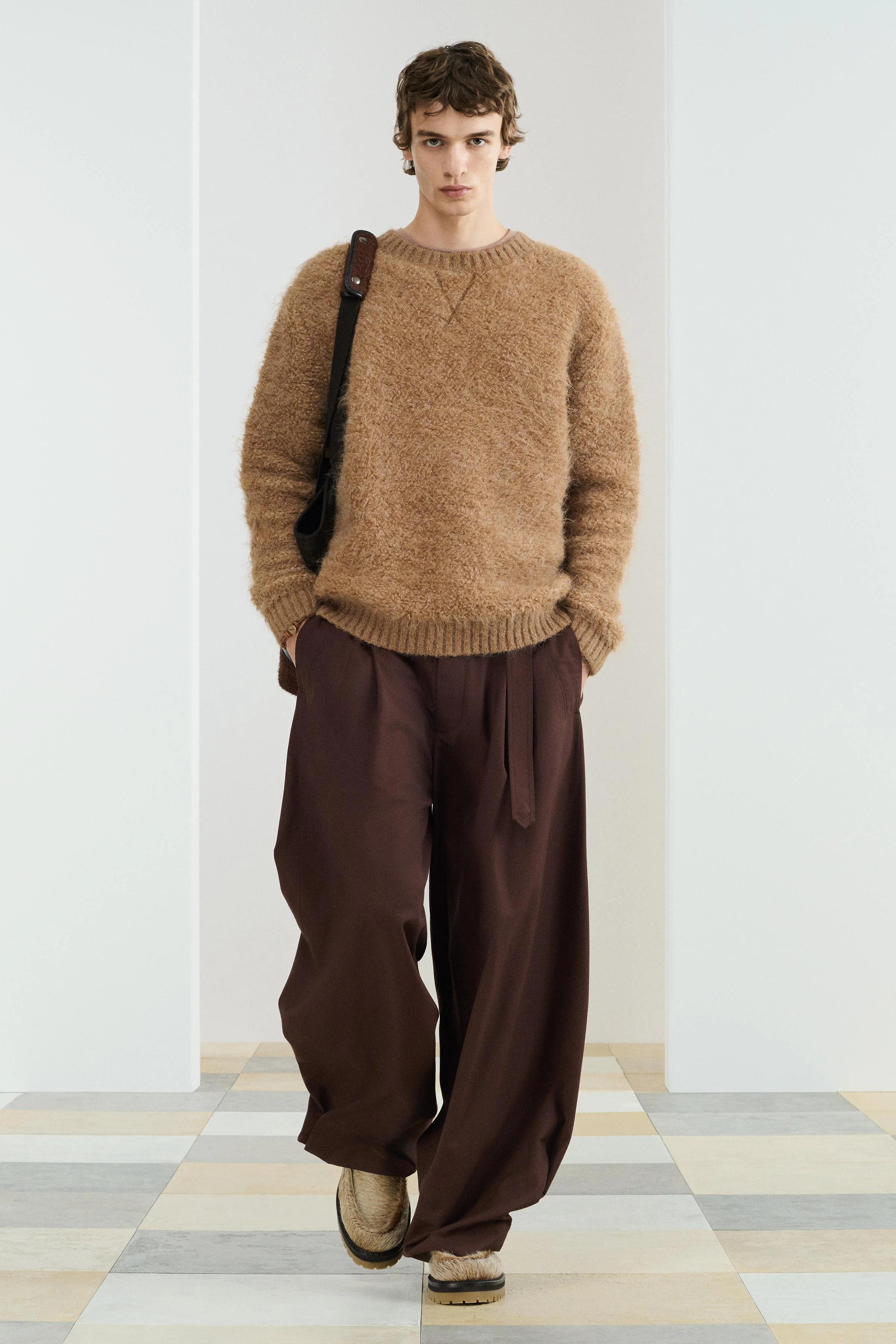 پلیور بافتنی با فیت جعبه‌ای، تهیه شده از نخ با ۱۶% الیاف آلپاکا. بافت بوکله. یقه گرد و آستین بلند. لبه‌های نواری.