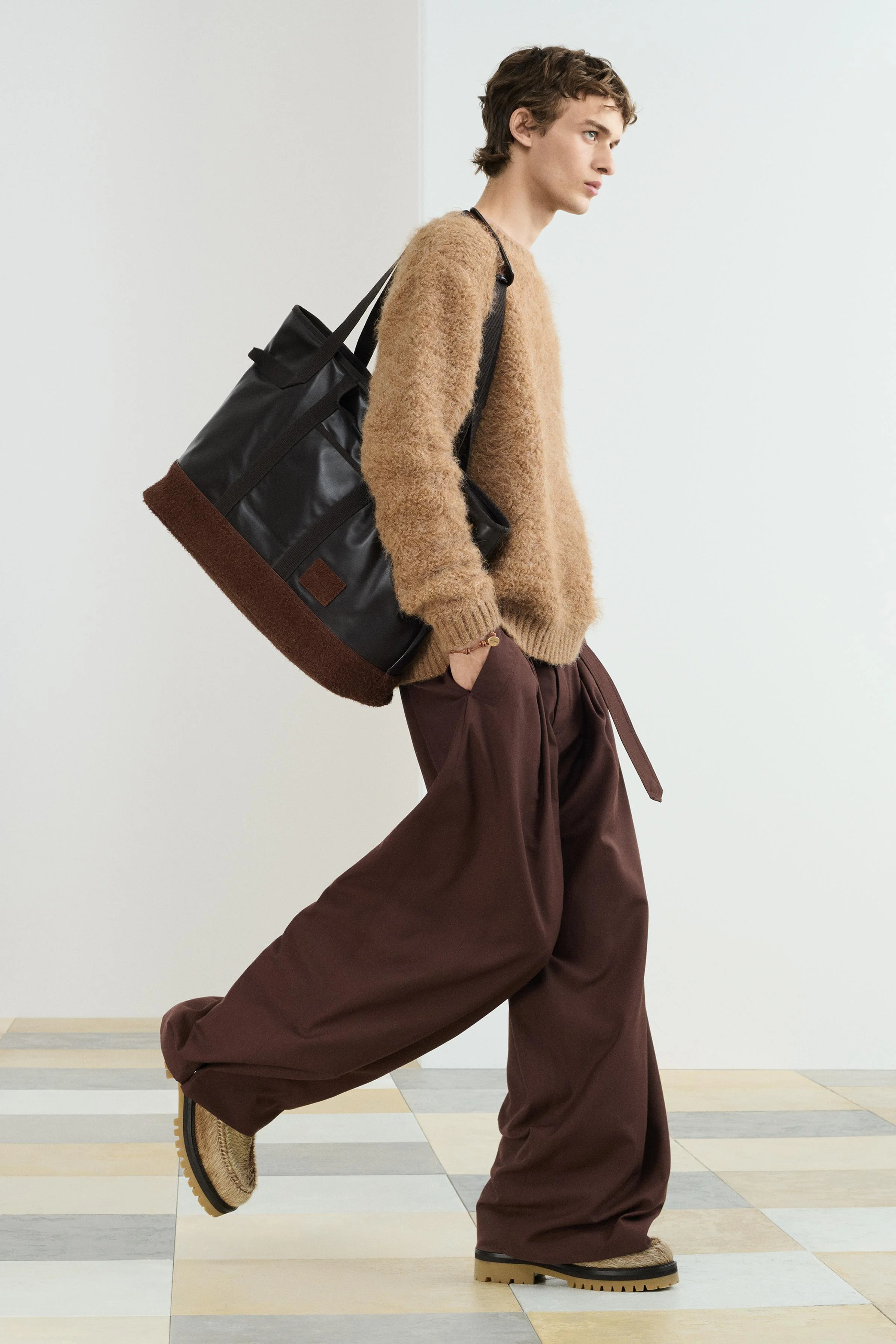 پلیور بافتنی با فیت جعبه‌ای، تهیه شده از نخ با ۱۶% الیاف آلپاکا. بافت بوکله. یقه گرد و آستین بلند. لبه‌های نواری.