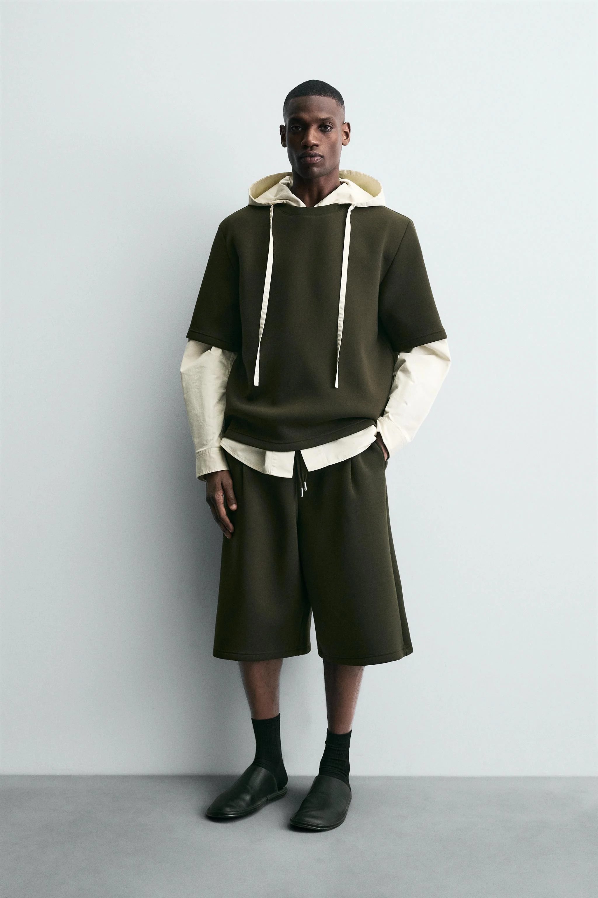 سویشرت با افکت نئوپرن و تزئینات فلزی سویشرت با افکت نئوپرن و تزئینات فلزی