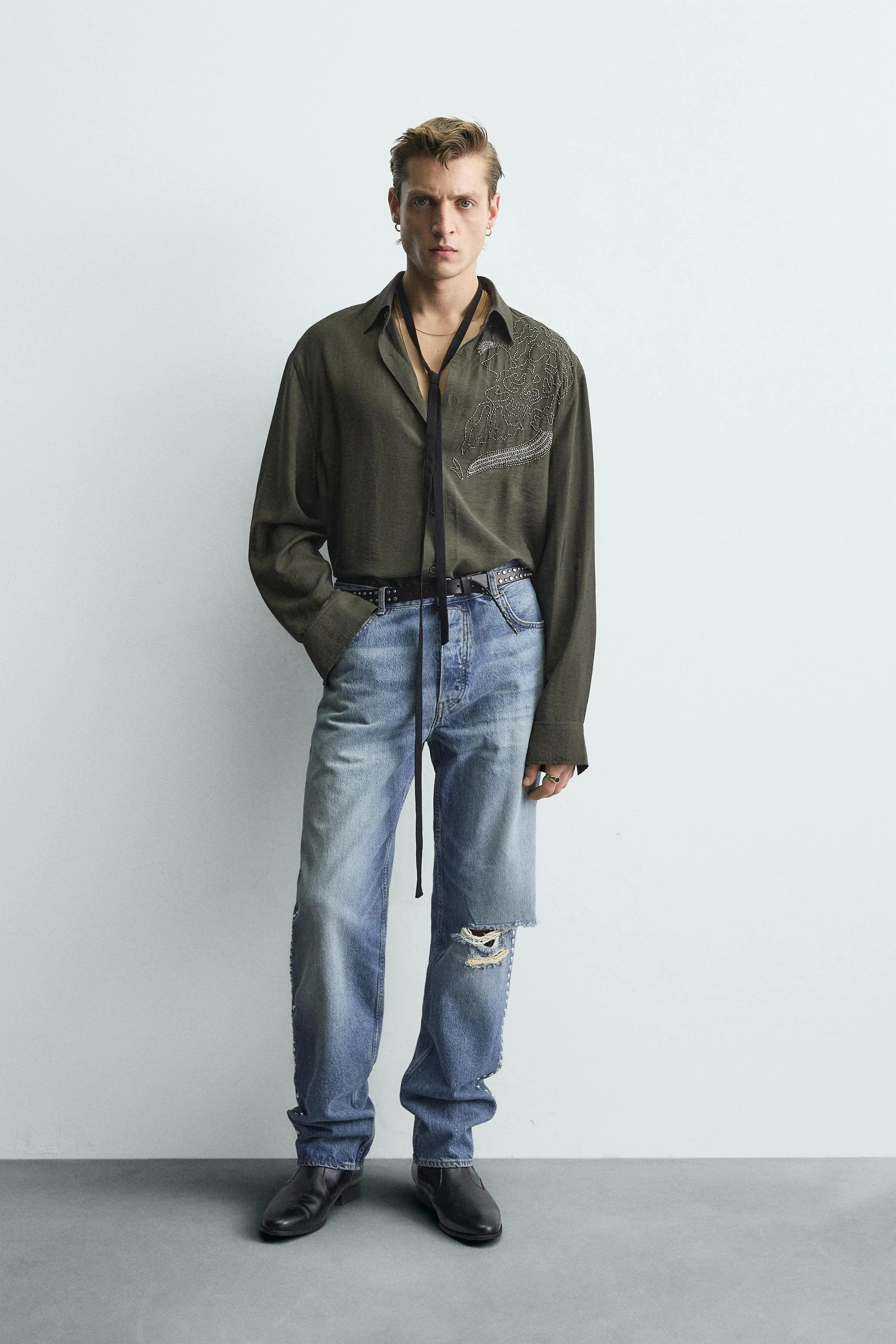 پیراهن گلدوزی شده نسخه محدود با سنگ های تزئینی پیراهن گلدوزی شده نسخه محدود با سنگ های تزئینی