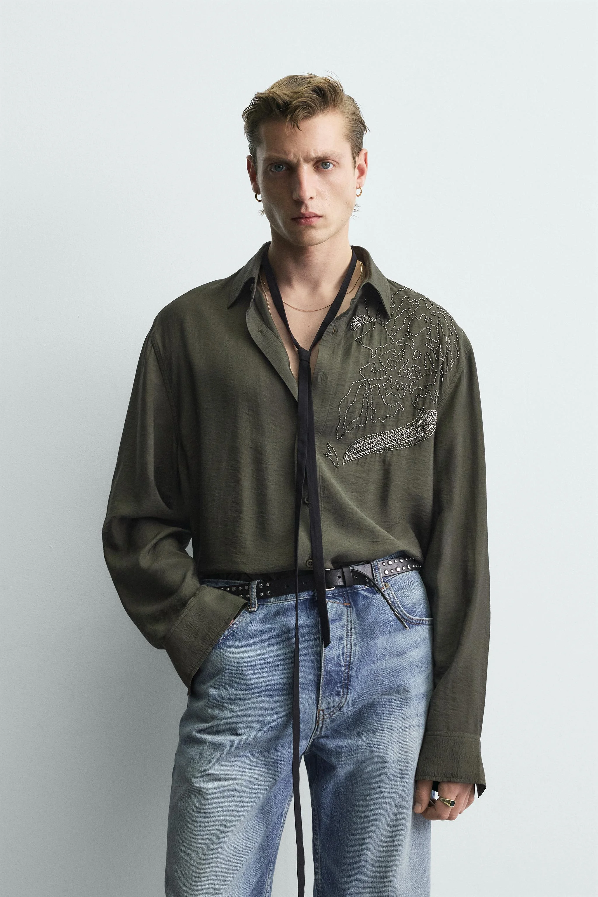 پیراهن گلدوزی شده نسخه محدود با سنگ های تزئینی پیراهن گلدوزی شده نسخه محدود با سنگ های تزئینی