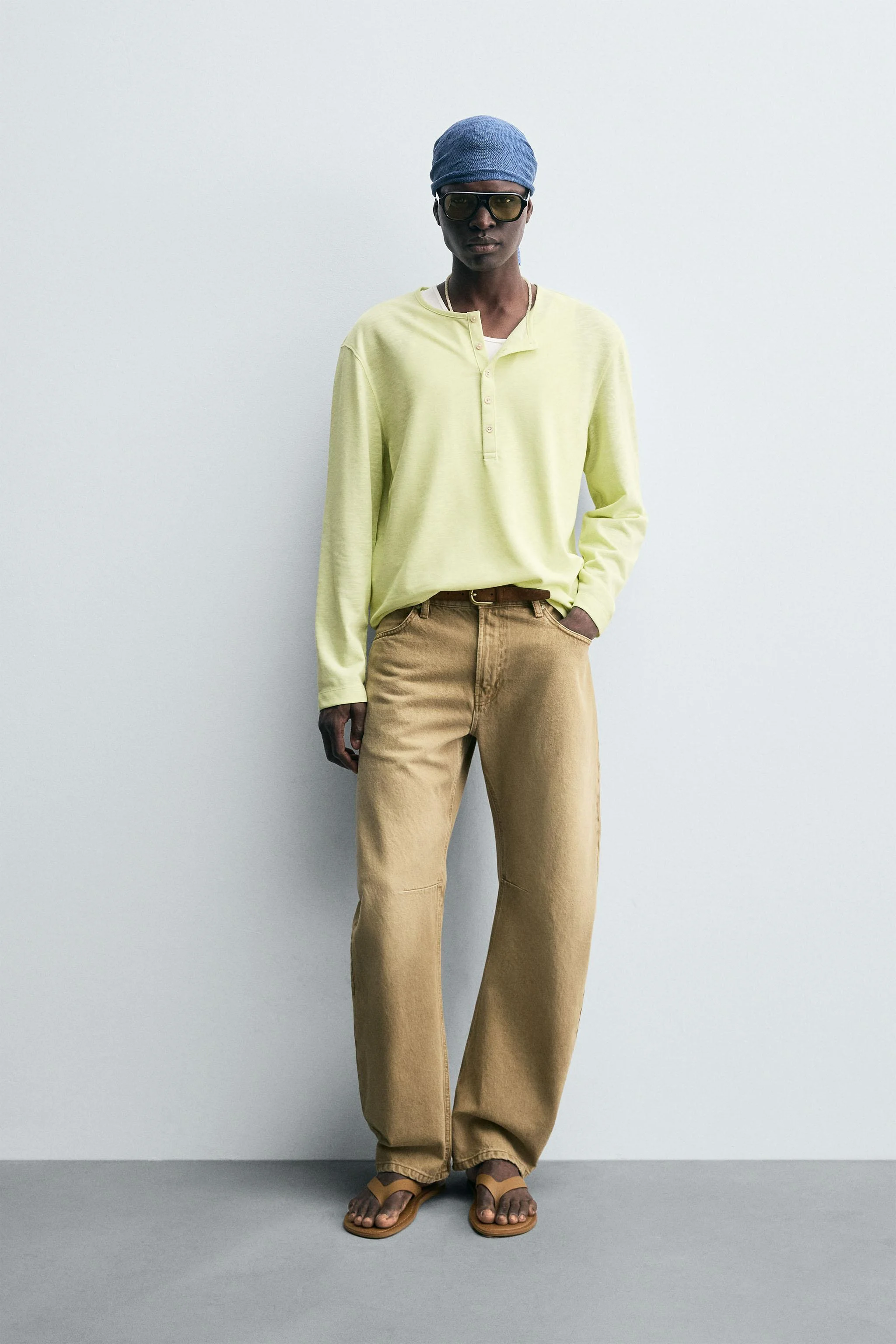 تی شرت یقه گرد دکمه دار آستین بلند سبک تی شرت یقه گرد دکمه دار آستین بلند سبک