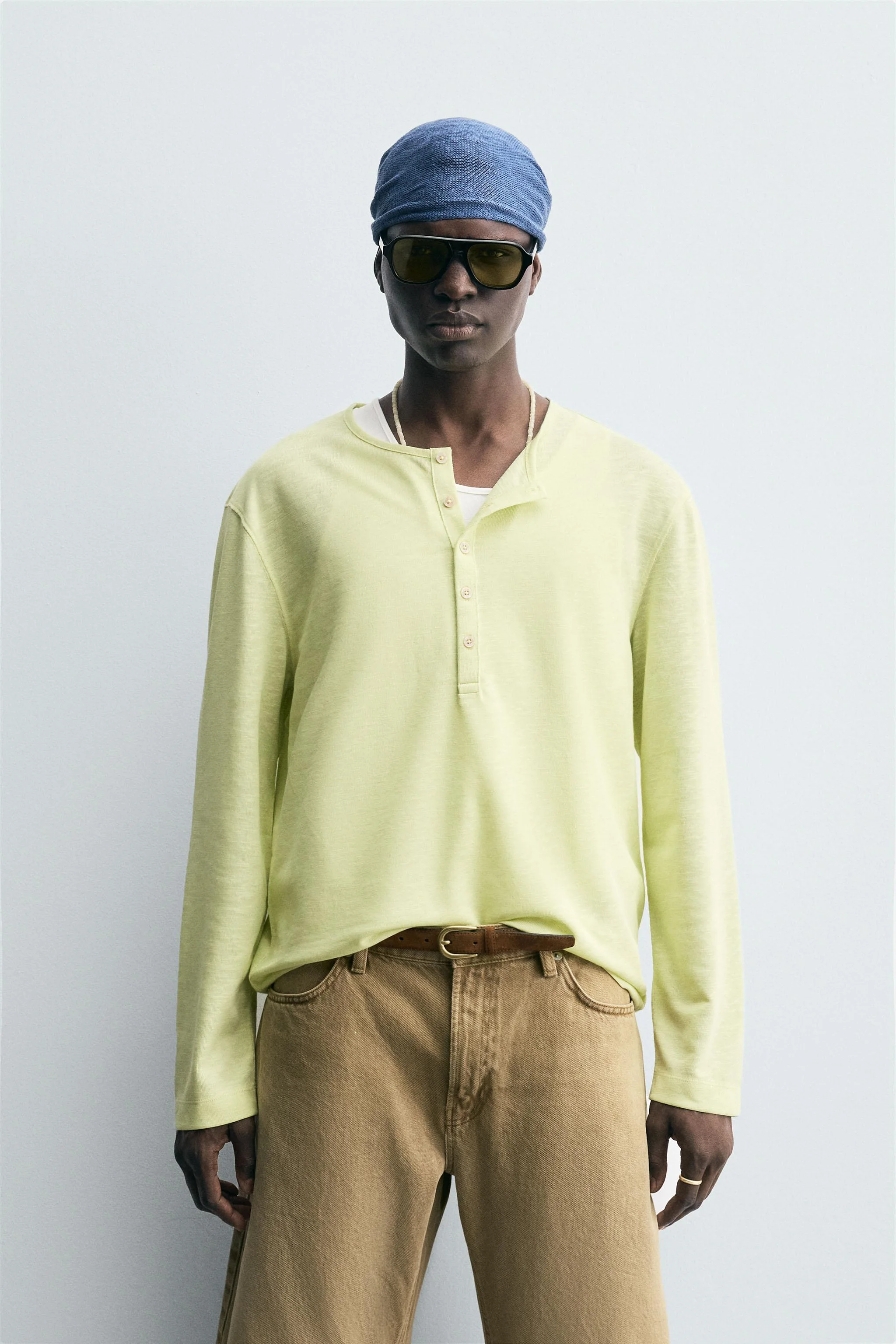 تی شرت یقه گرد دکمه دار آستین بلند سبک تی شرت یقه گرد دکمه دار آستین بلند سبک