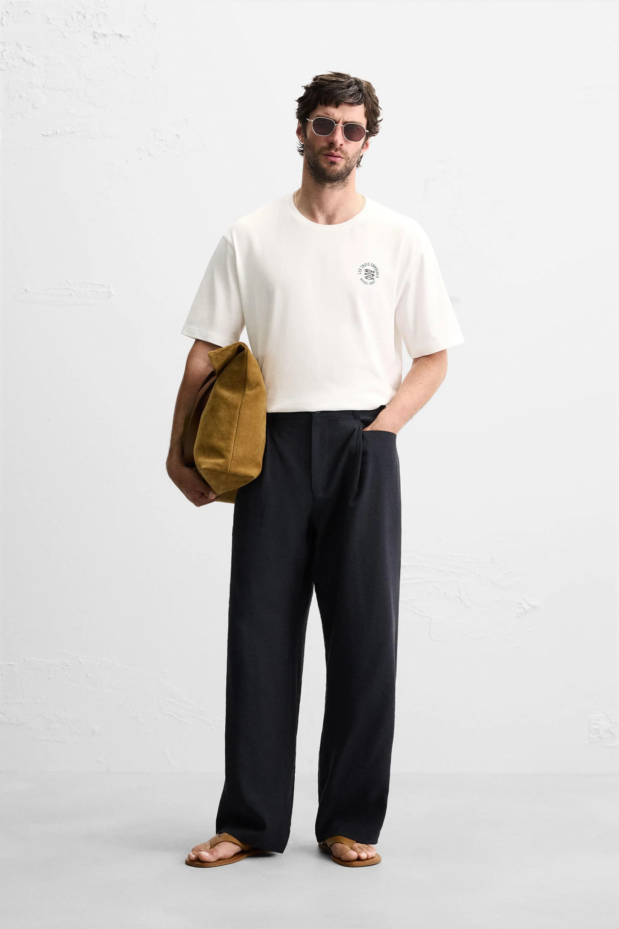 تی شرت گلدوزی شده با طرح متضاد