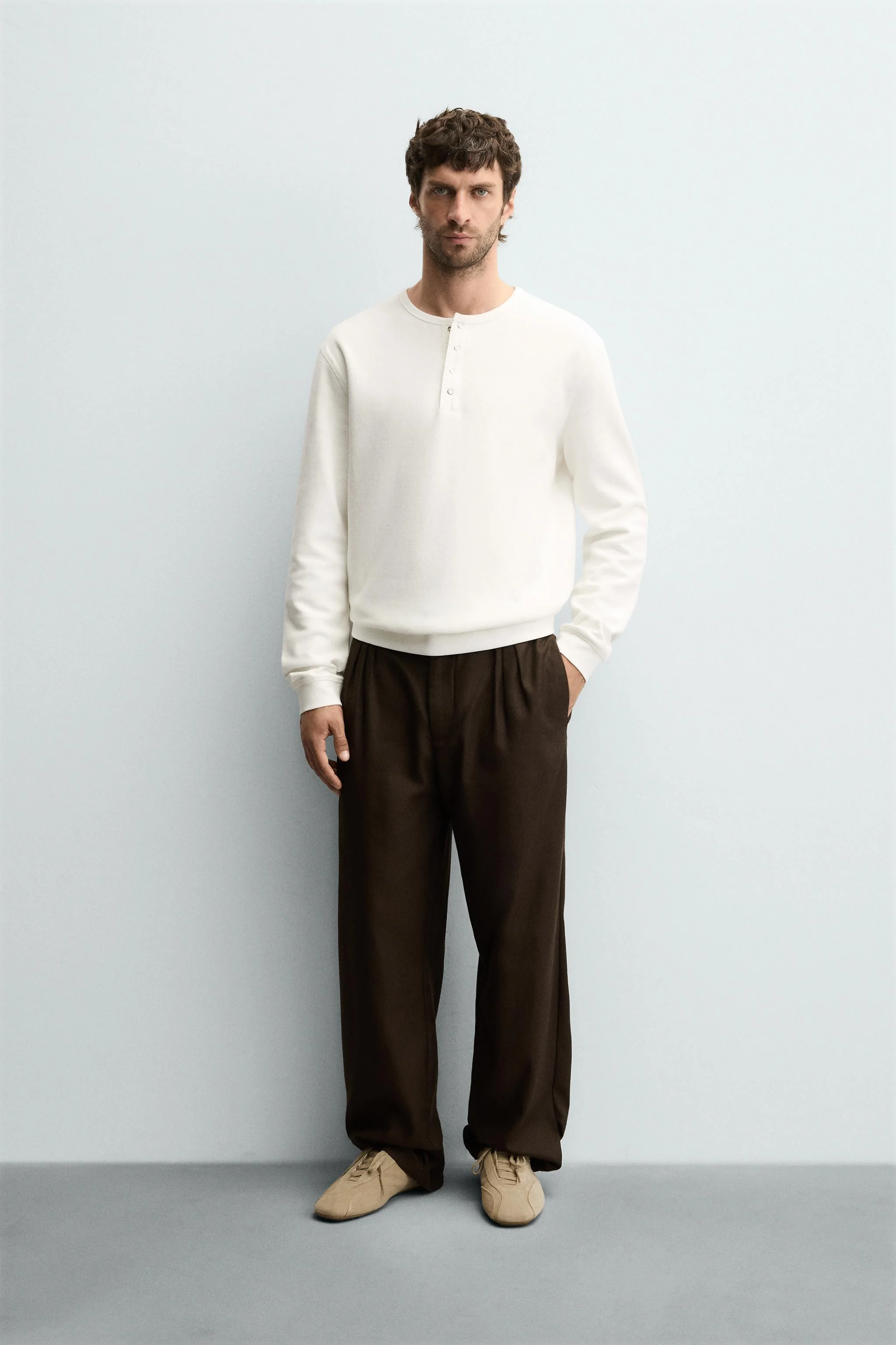 تی شرت یقه گرد دکمه دار با بافت کبریتی