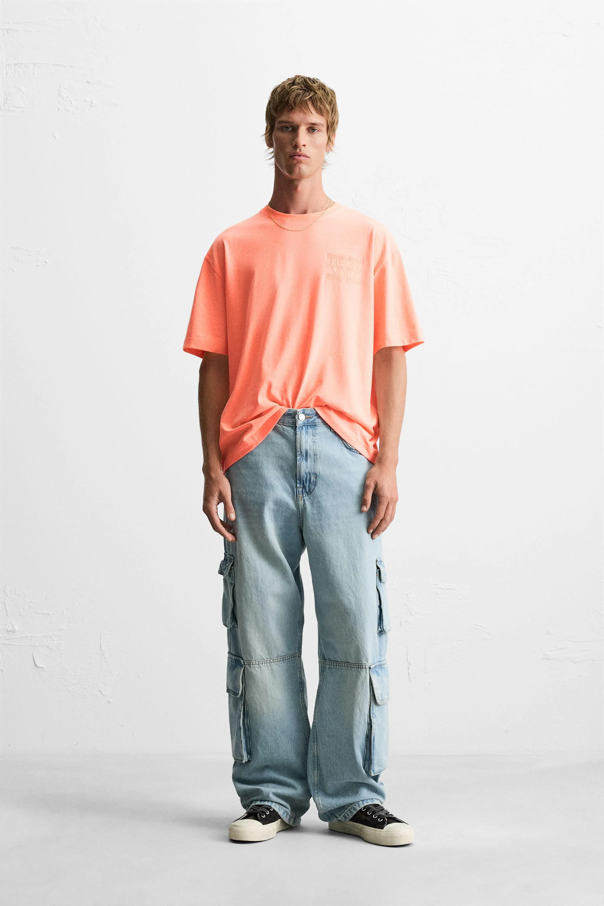 تی شرت با نوشته گلدوزی شده