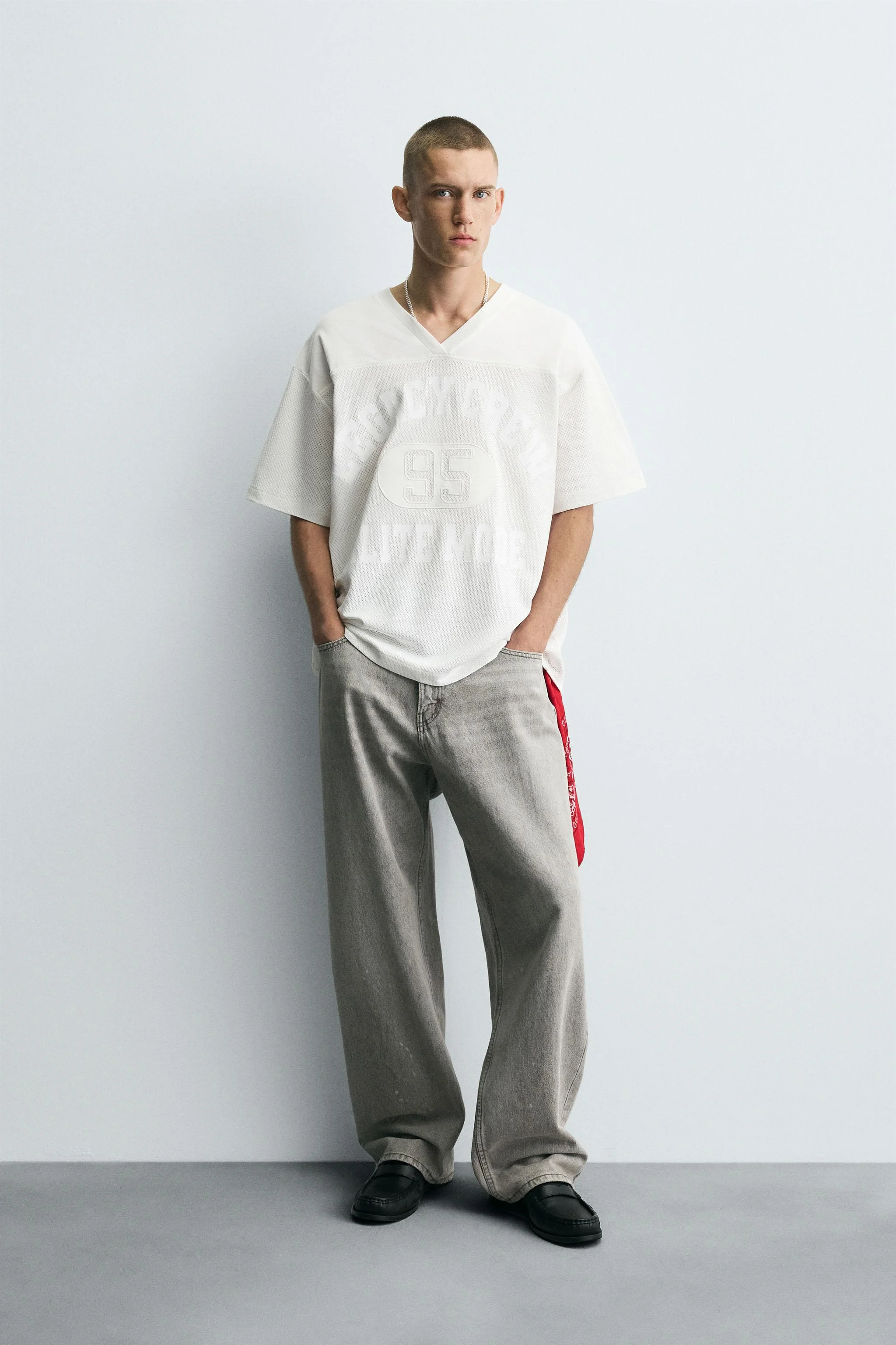 تی شرت با شعارهای متضاد