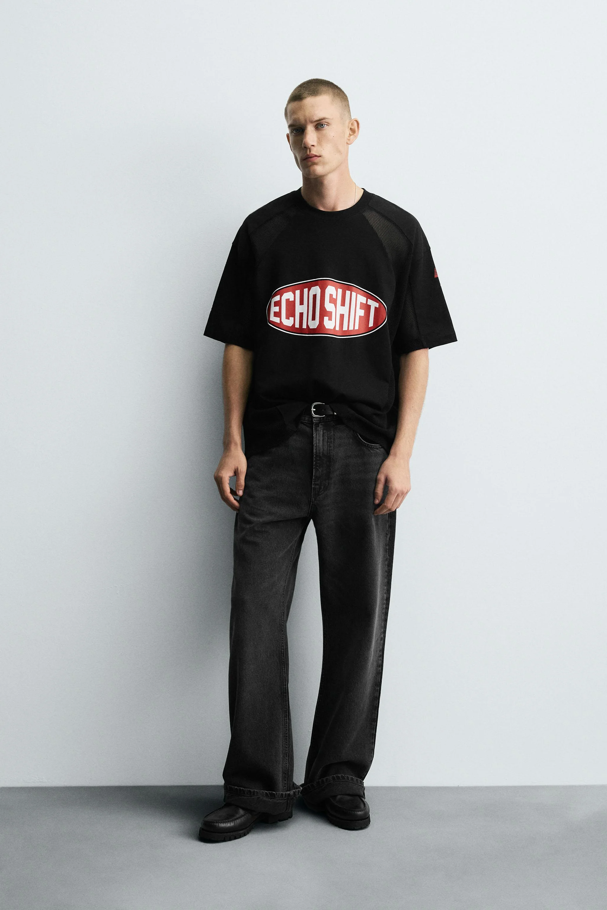 تی‌شرت با طرح گرافیکی متضاد