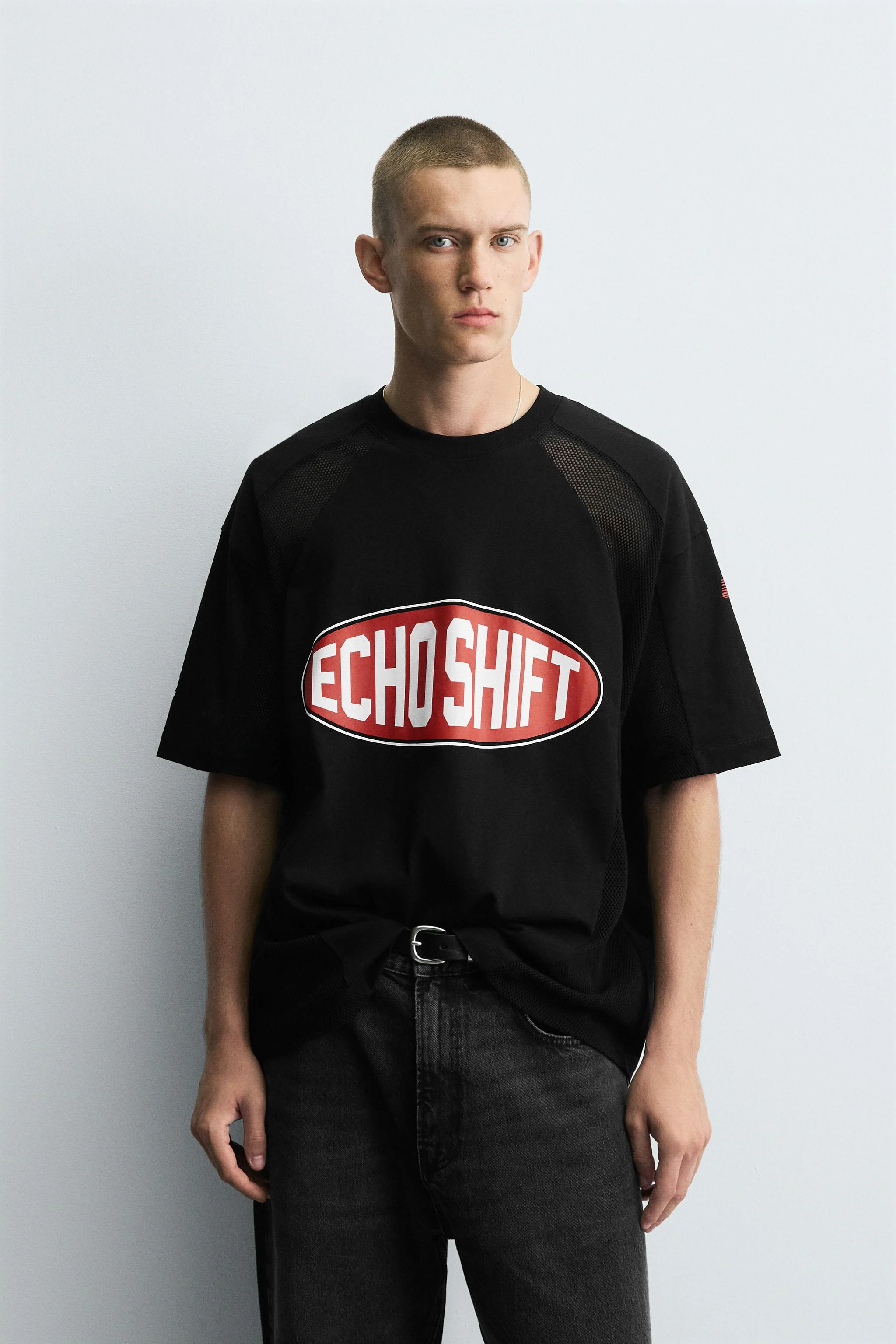 تی‌شرت با طرح گرافیکی متضاد