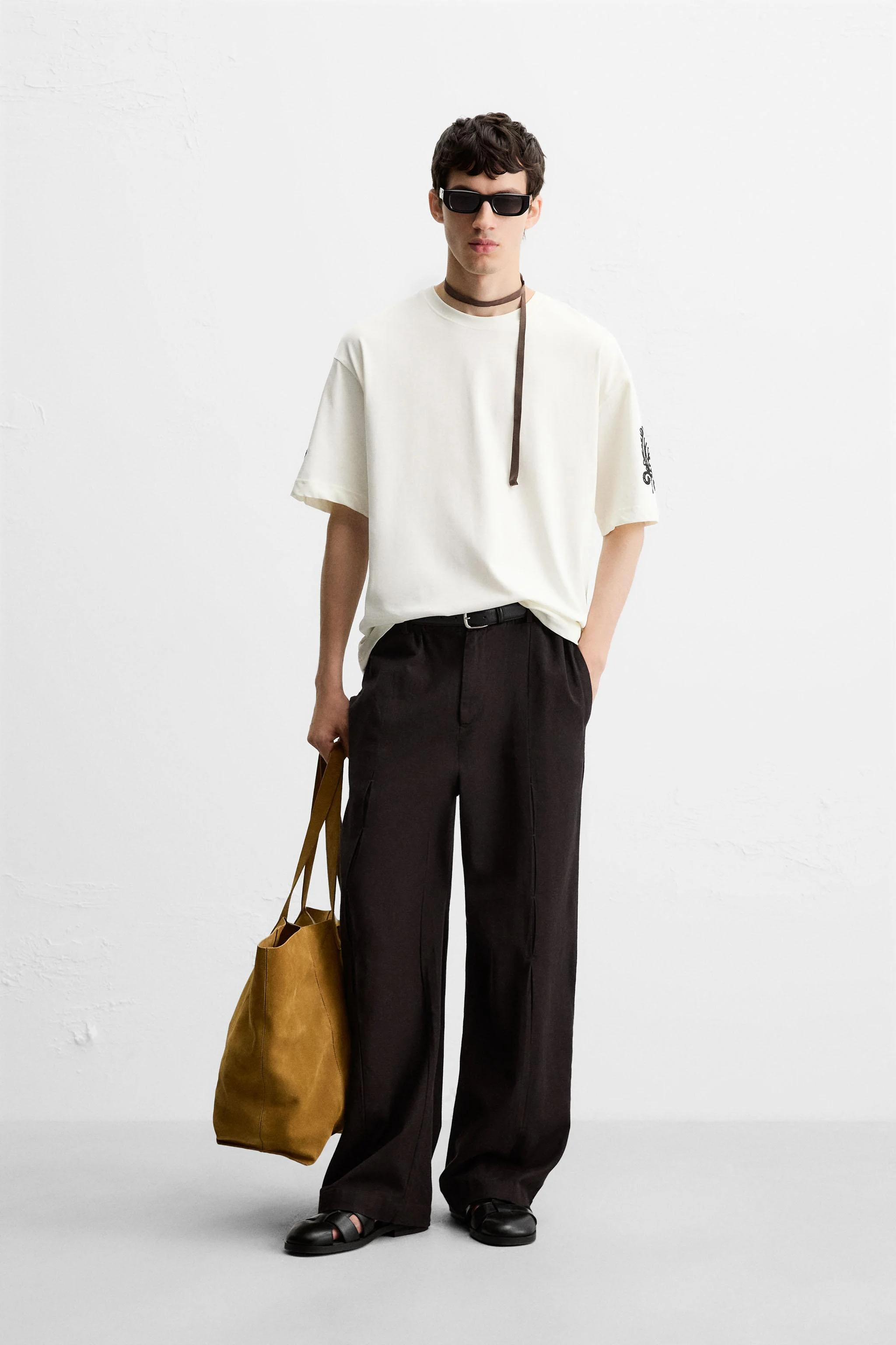 تی شرت گلدوزی شده با طرح متضاد