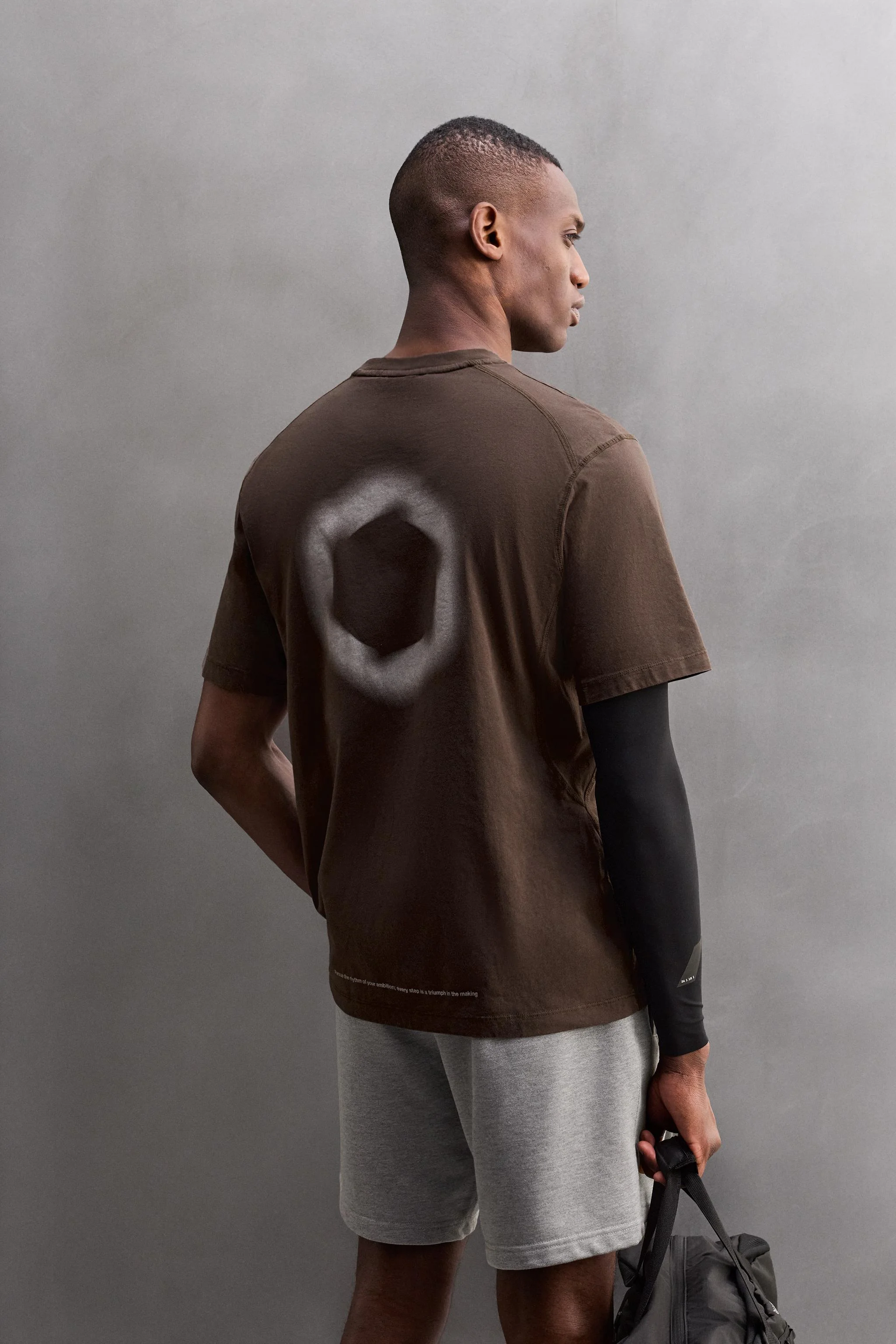 تیشرت ورزشی با طرح گرافیکی تیشرت ورزشی با طرح گرافیکی