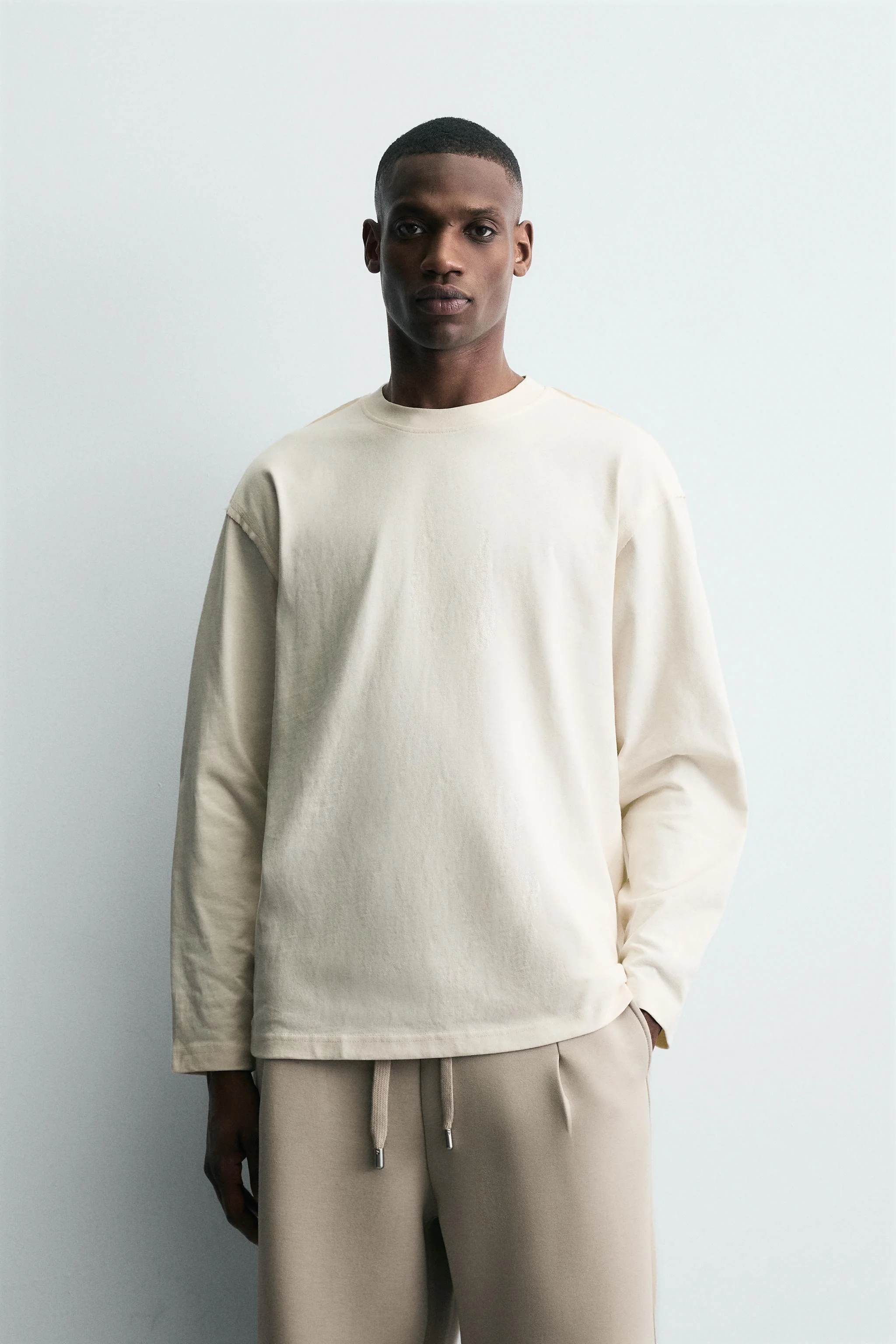 تی‌شرت آستین بلند سنگین وزن با تزیینات فلزی