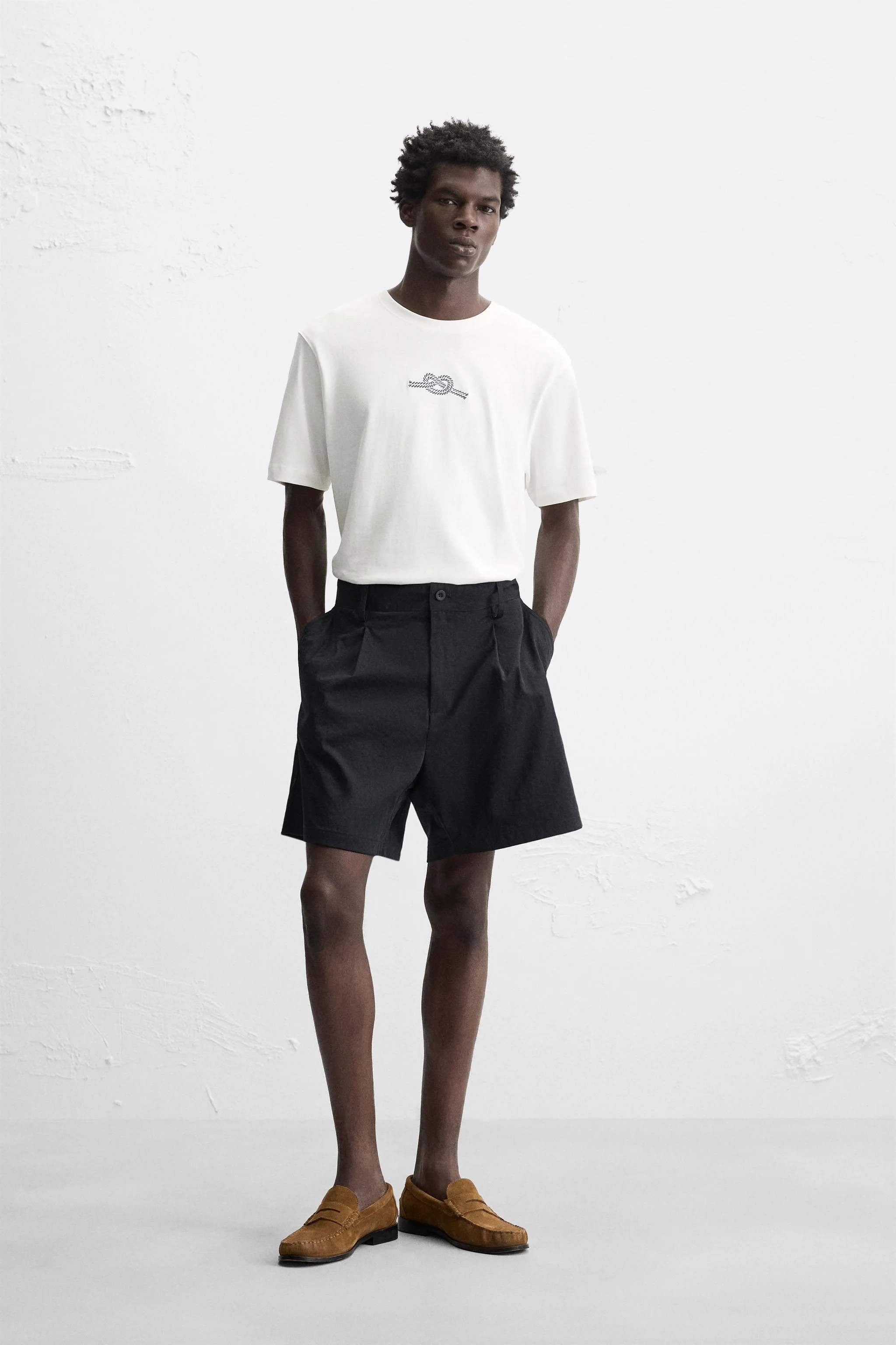 تی شرت با گلدوزی متضاد