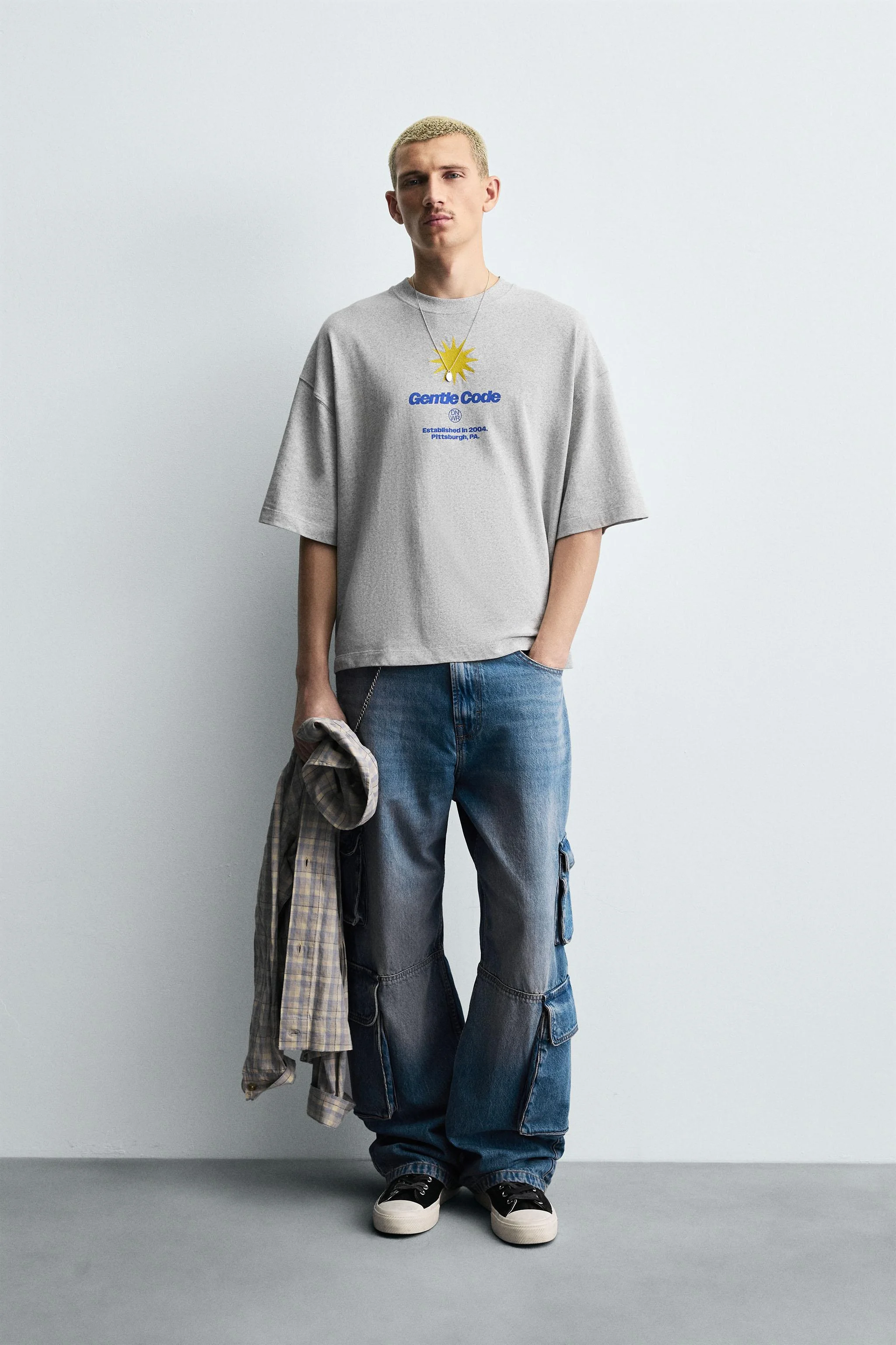 تیشرت طرح چاپی خورشید با تضاد رنگ تیشرت طرح چاپی خورشید با تضاد رنگ