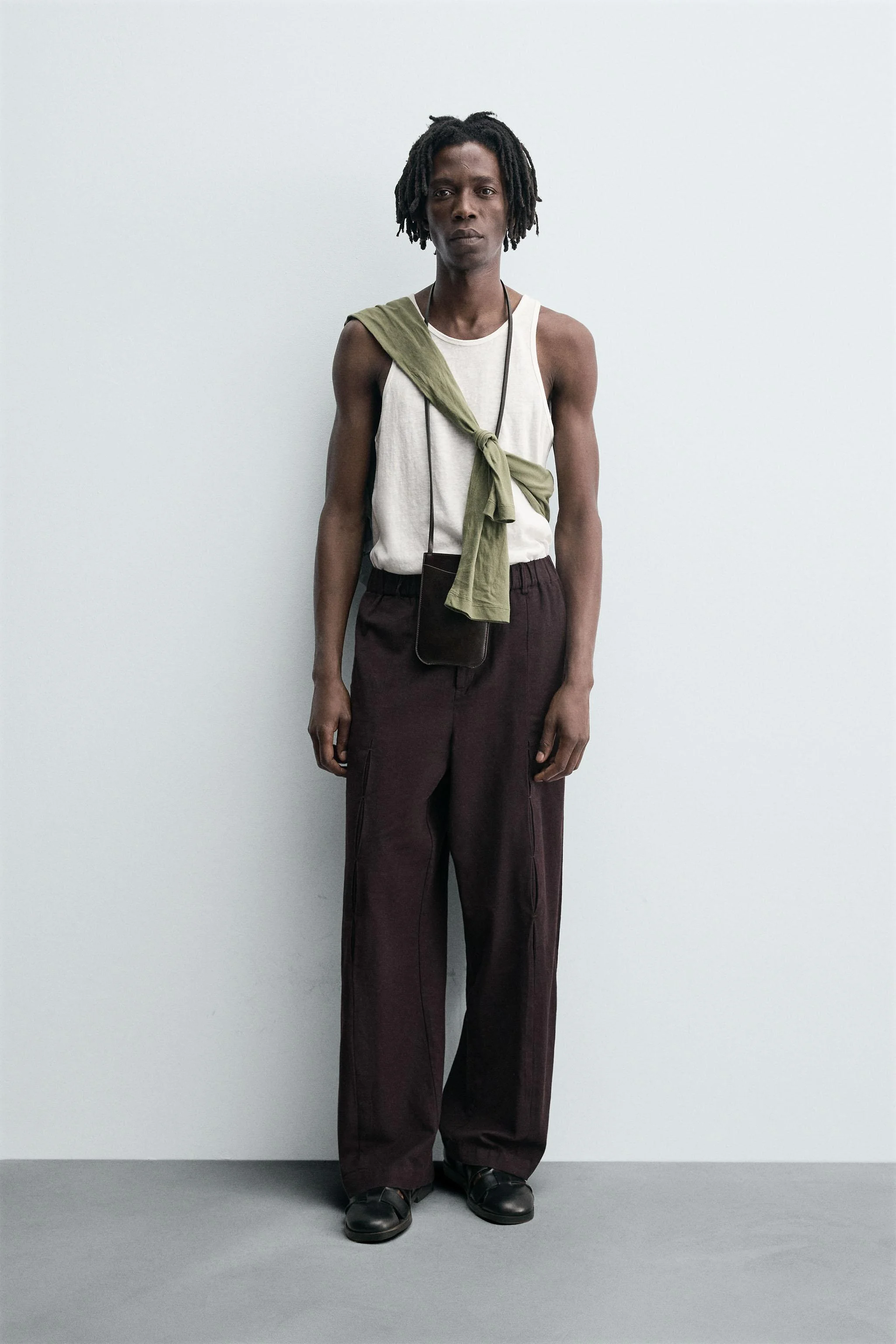 تاپ رکابی جذب و باریک تهیه شده از پارچه سبک وزن با الیاف پنبه. دارای یقه گرد باز و طراحی بدون آستین.