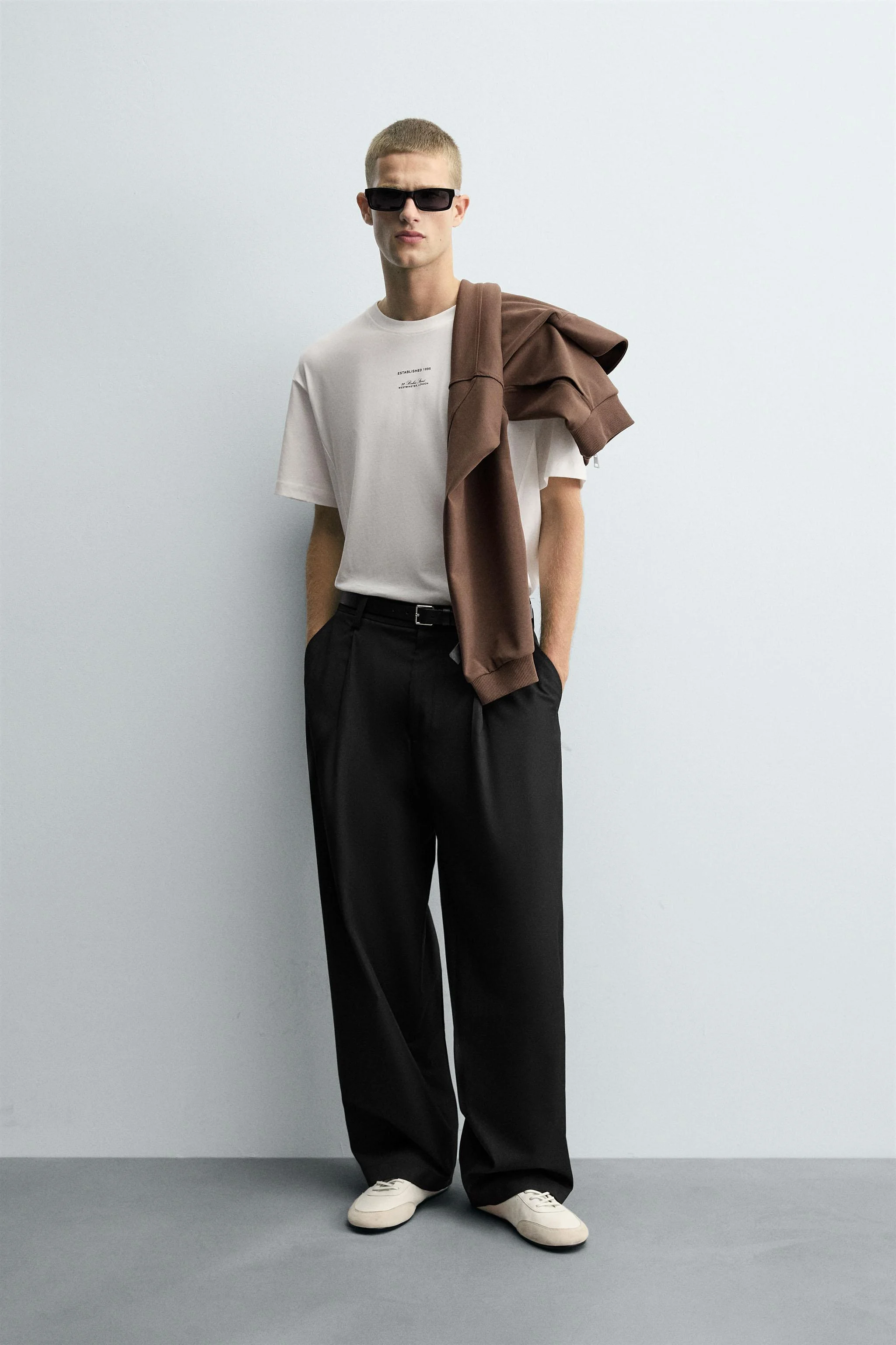 تی‌شرت با برچسب‌های متضاد