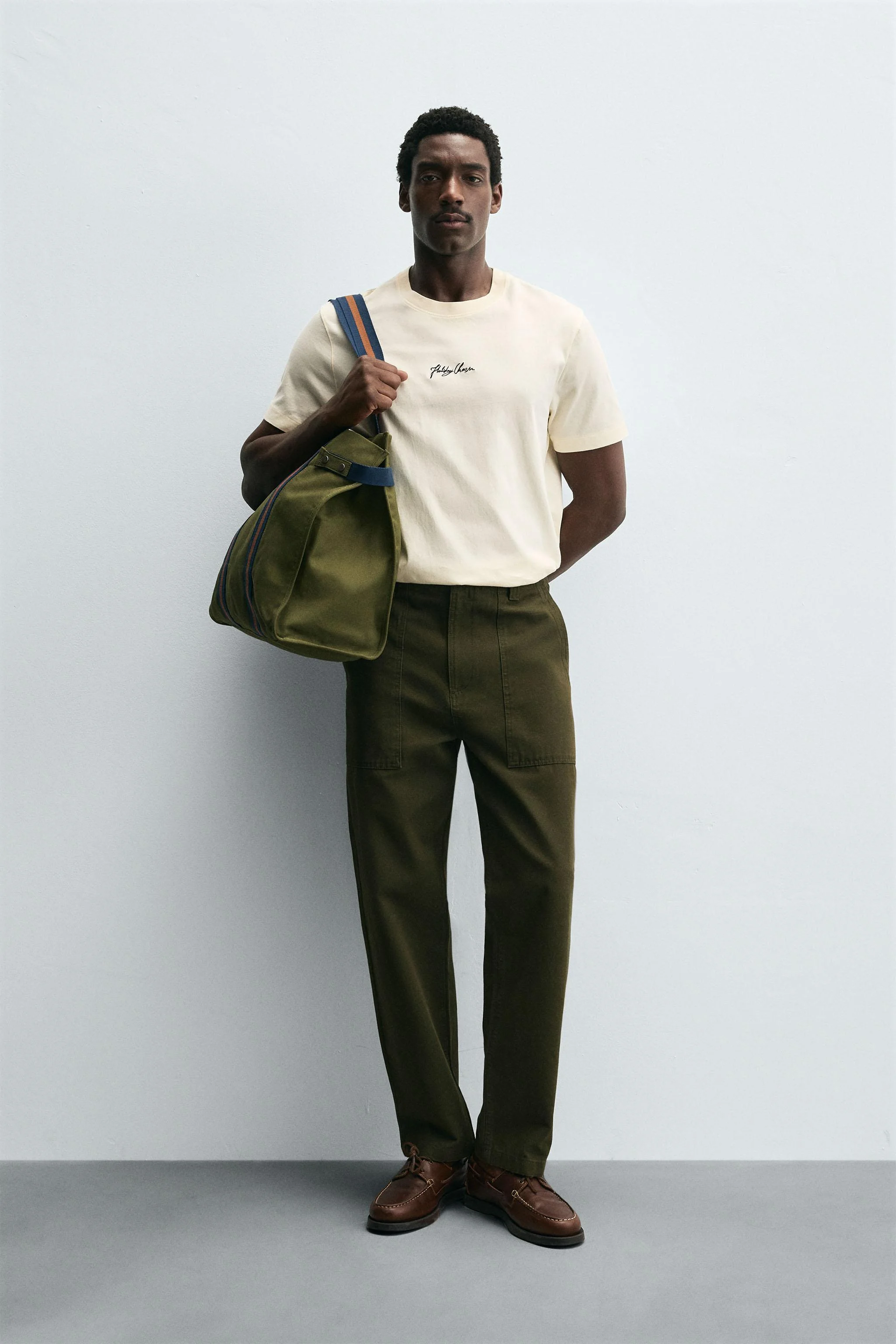 تیشرت گشاد با طرح گلدوزی تیشرت گشاد با طرح گلدوزی