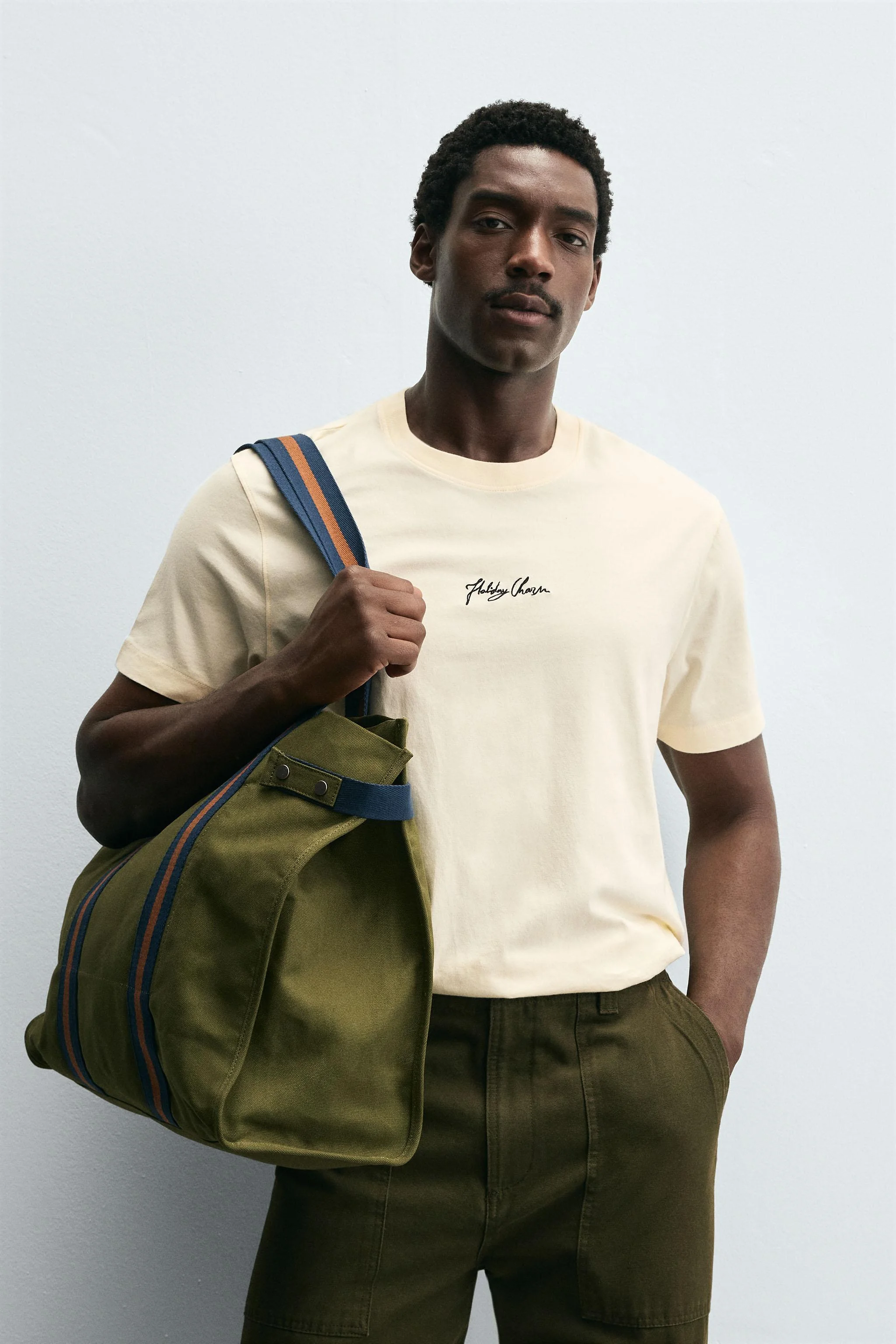 تیشرت گشاد با طرح گلدوزی تیشرت گشاد با طرح گلدوزی