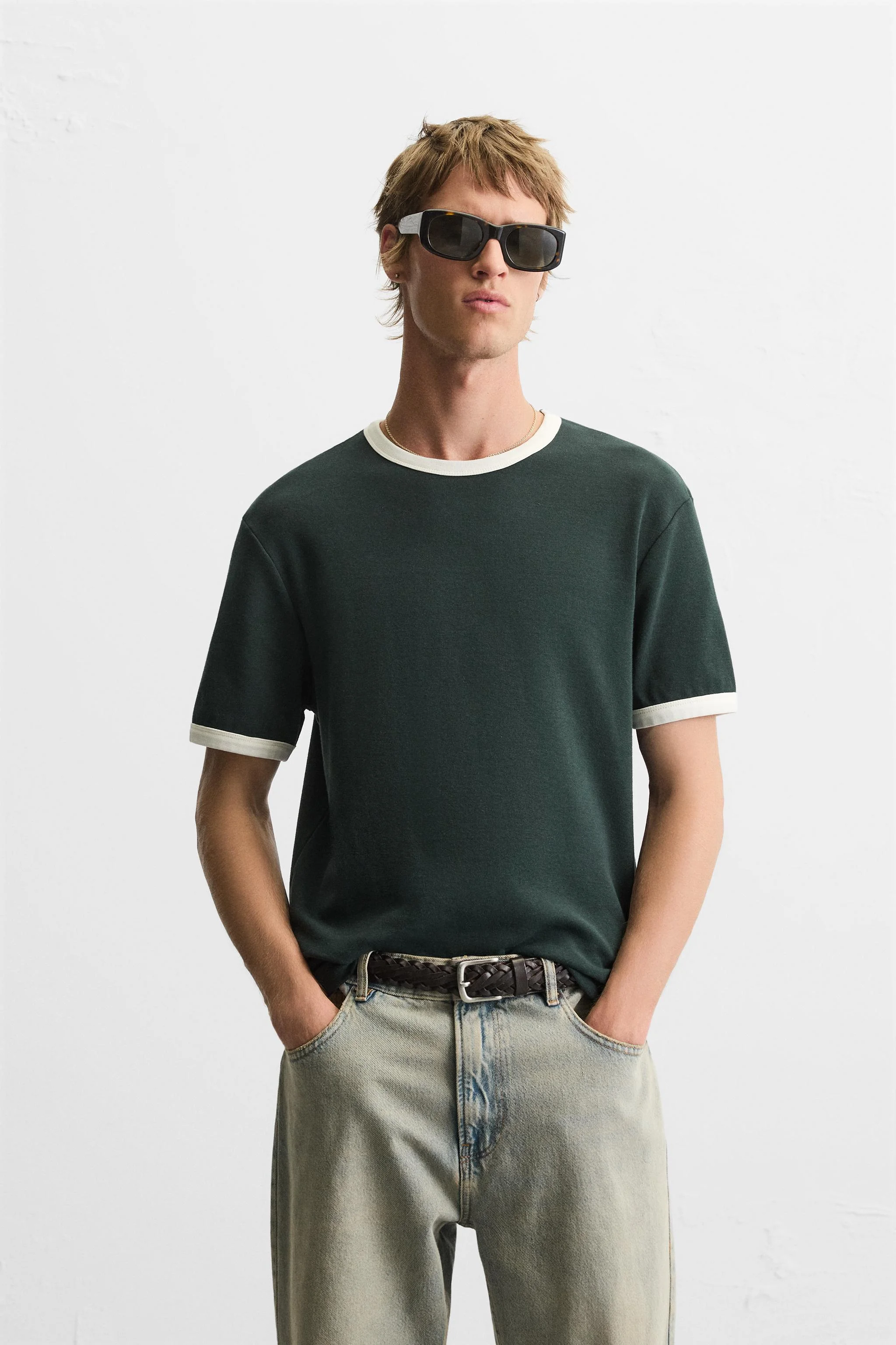 تی شرت یقه گرد با حاشیه های متضاد