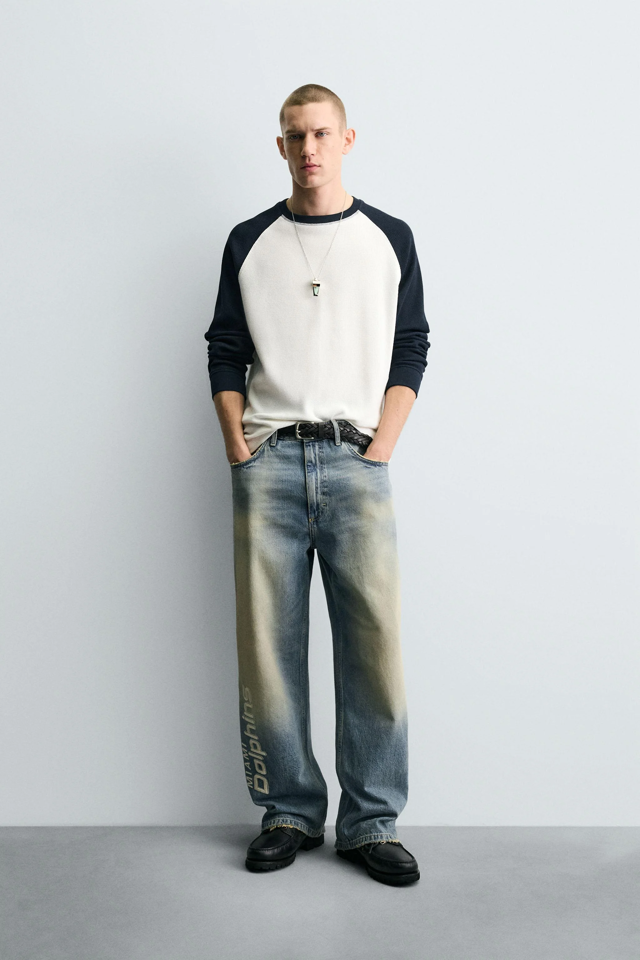 شلوار جین گشاد با گلدوزی طرح تیم میامی دلفینز