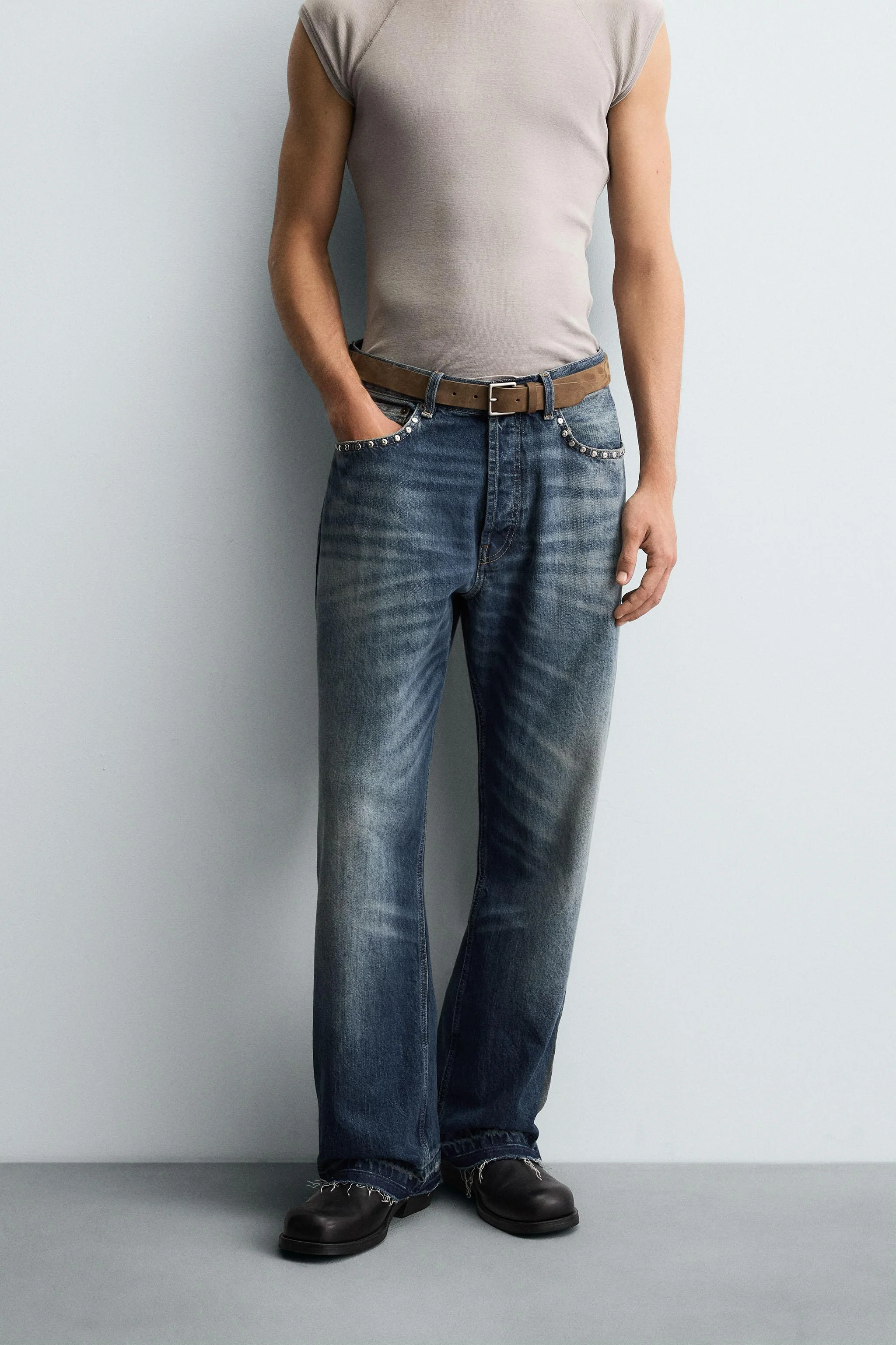 شلوار جین راسته با تزئینات پرچ