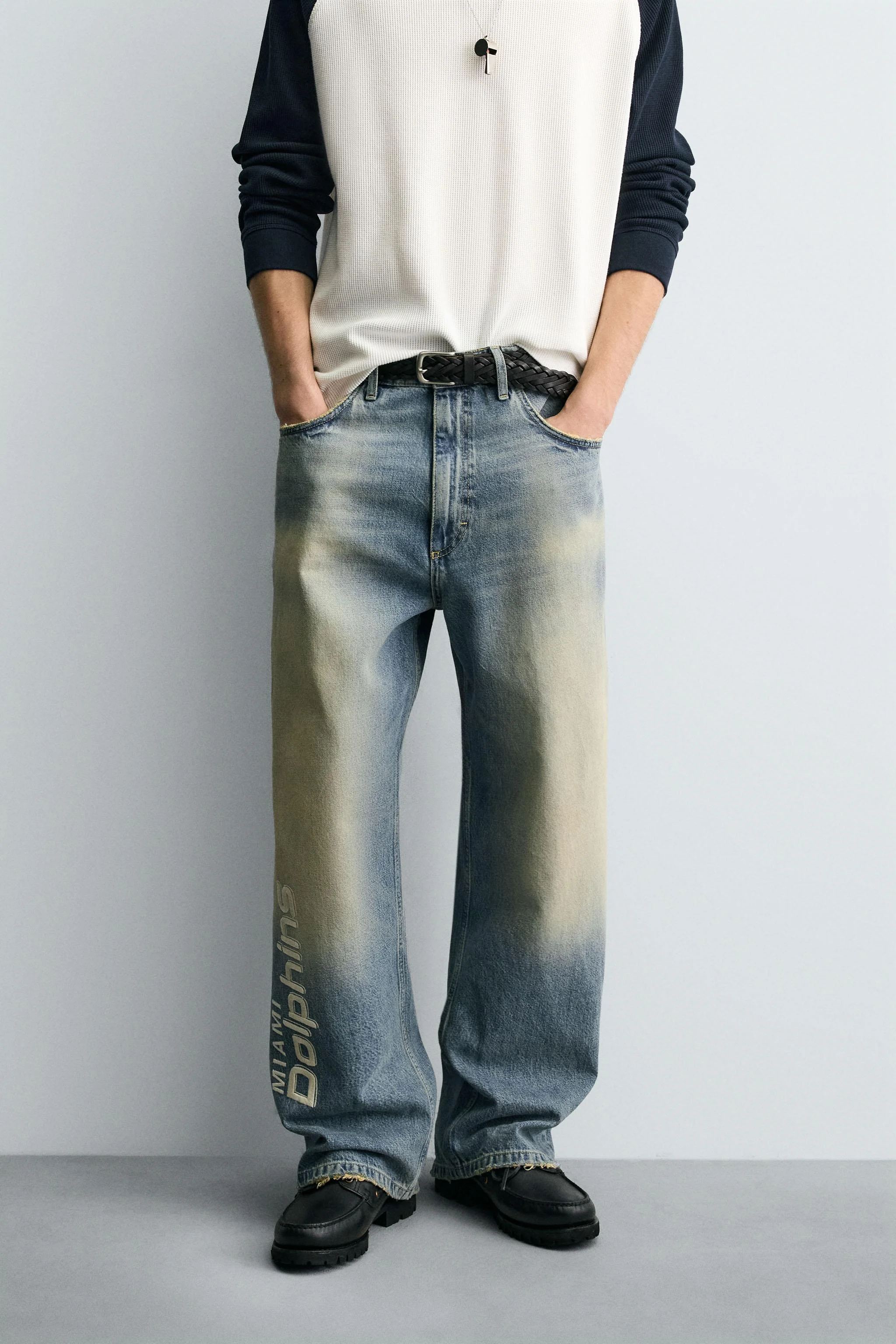 شلوار جین گشاد با گلدوزی طرح تیم میامی دلفینز