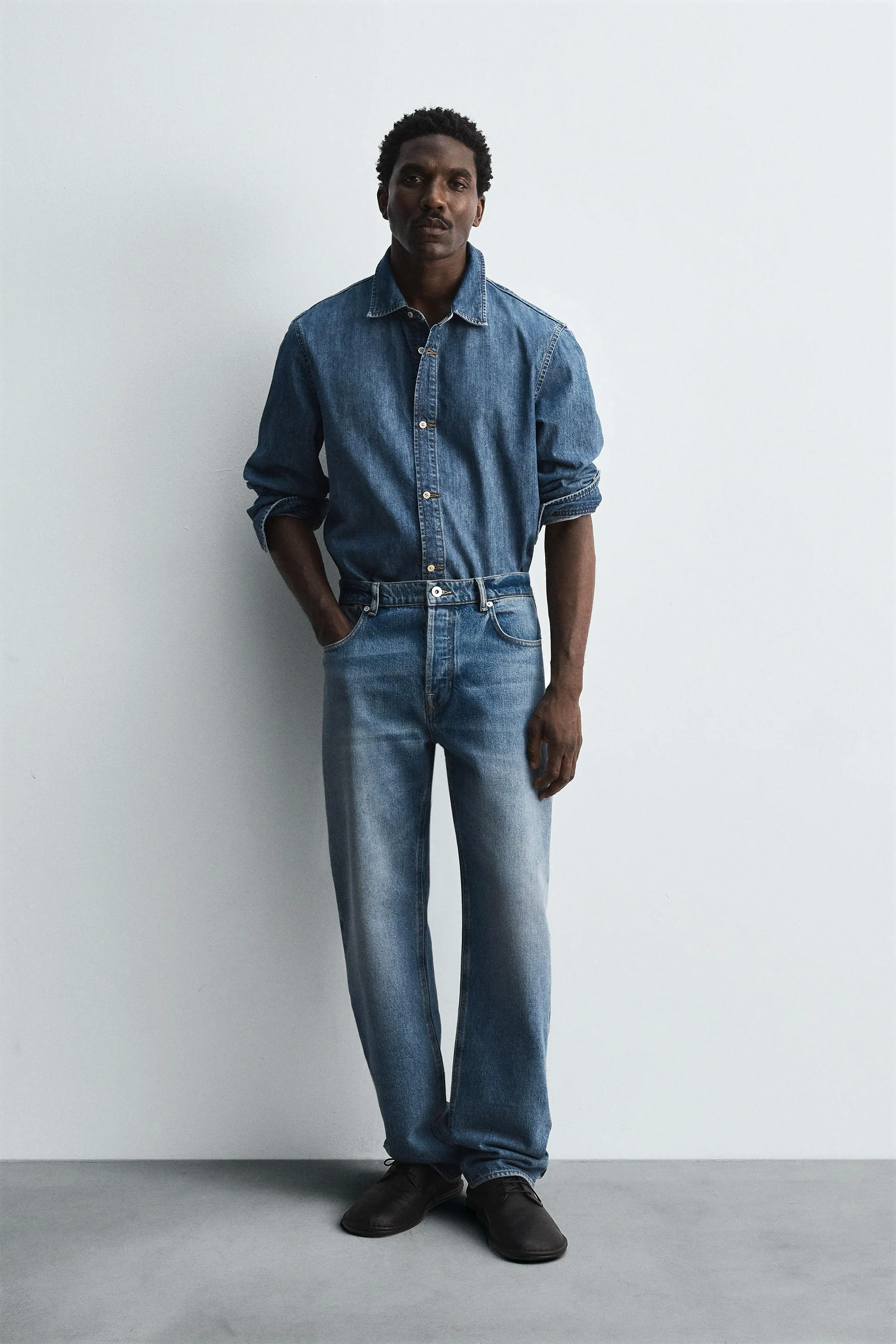 شلوار جین با تن خور آزاد و طراحی خاص