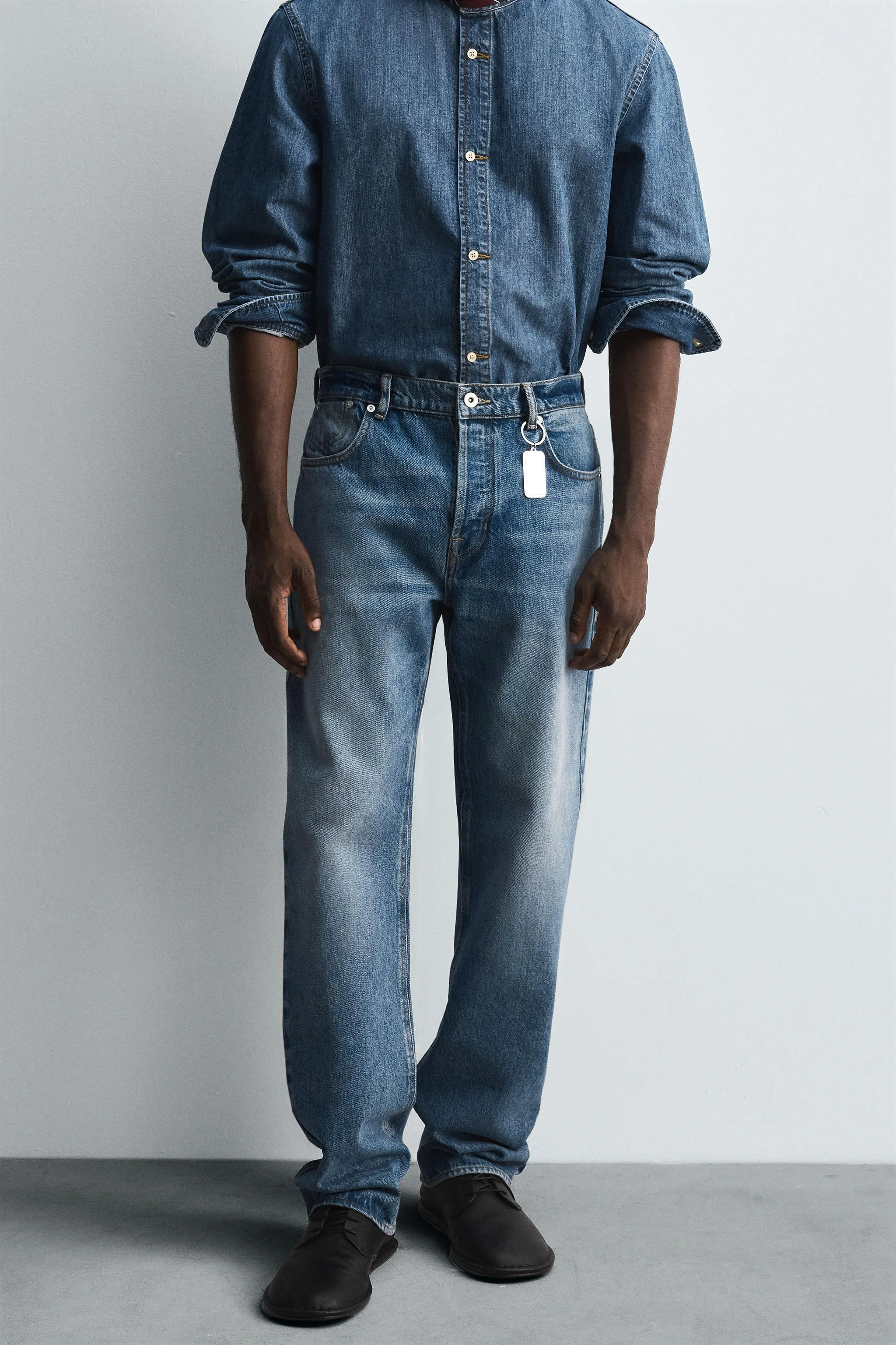 شلوار جین با تن خور آزاد و طراحی خاص