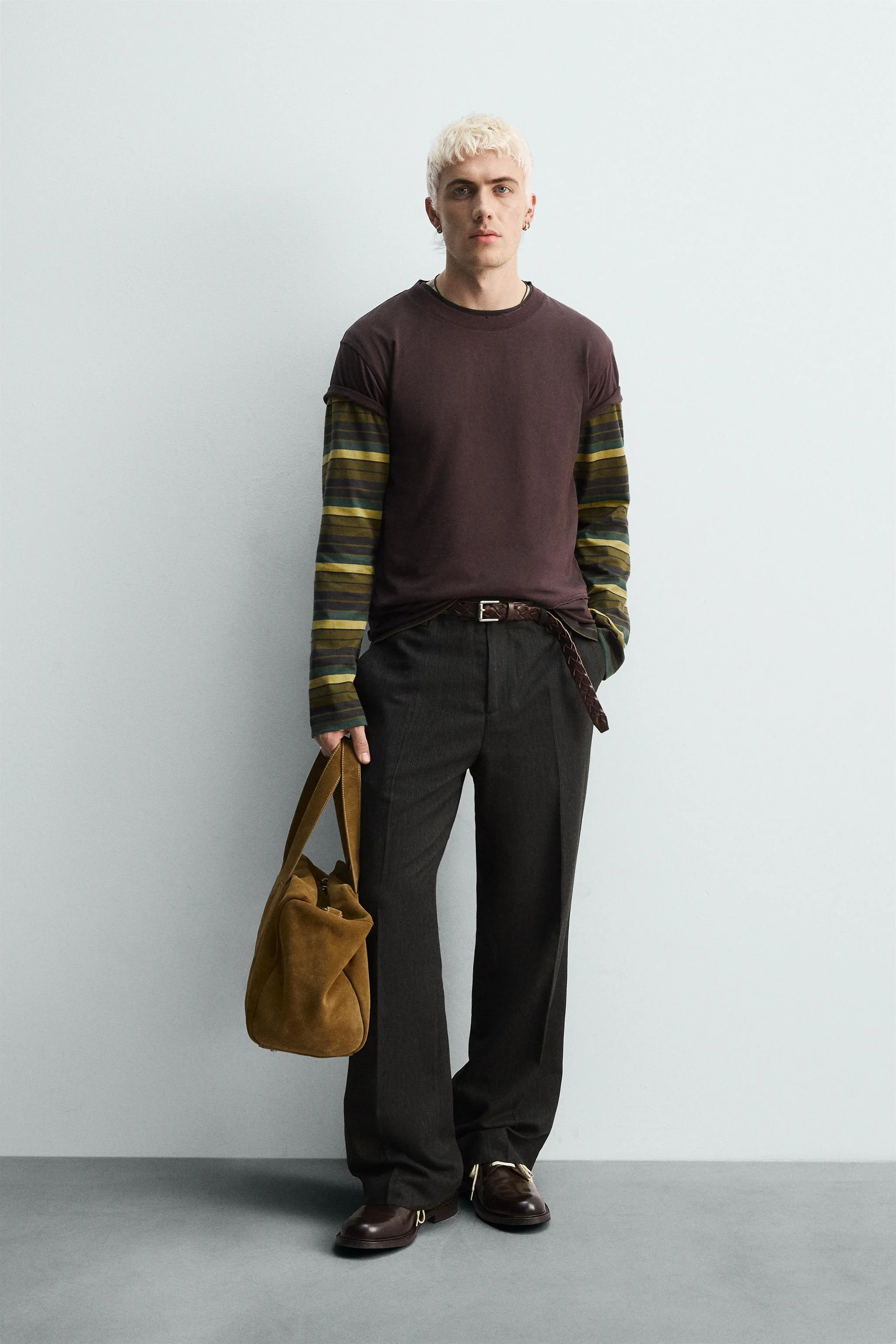 شلوار دمپا گشاد با برش آزاد و روان، تهیه شده از ترکیب ویسکوز و پنبه. دارای جیب های جلو و جیب های تزئینی پشتی. دارای زیپ متقاطع و قزن فلزی مخفی.