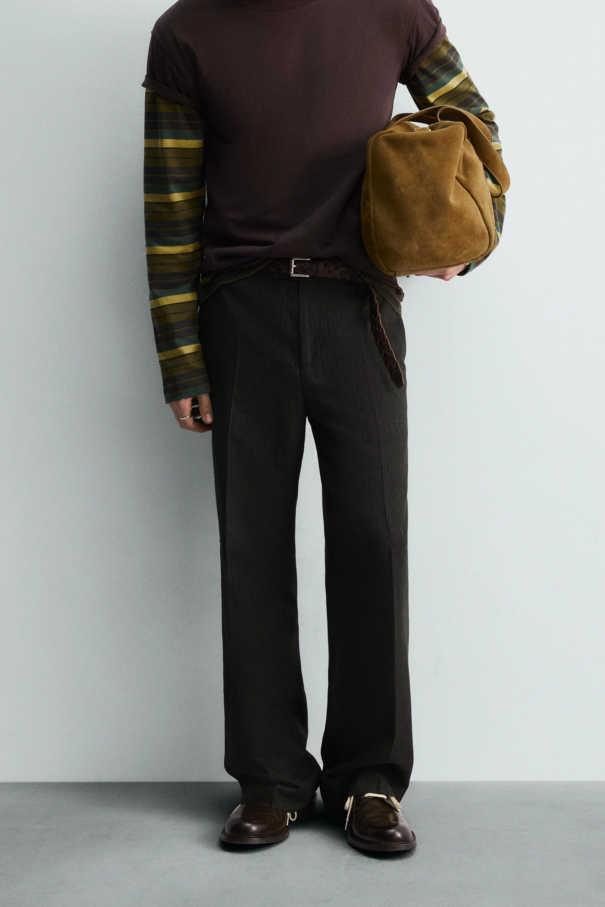 شلوار دمپا گشاد با برش آزاد و روان، تهیه شده از ترکیب ویسکوز و پنبه. دارای جیب های جلو و جیب های تزئینی پشتی. دارای زیپ متقاطع و قزن فلزی مخفی.