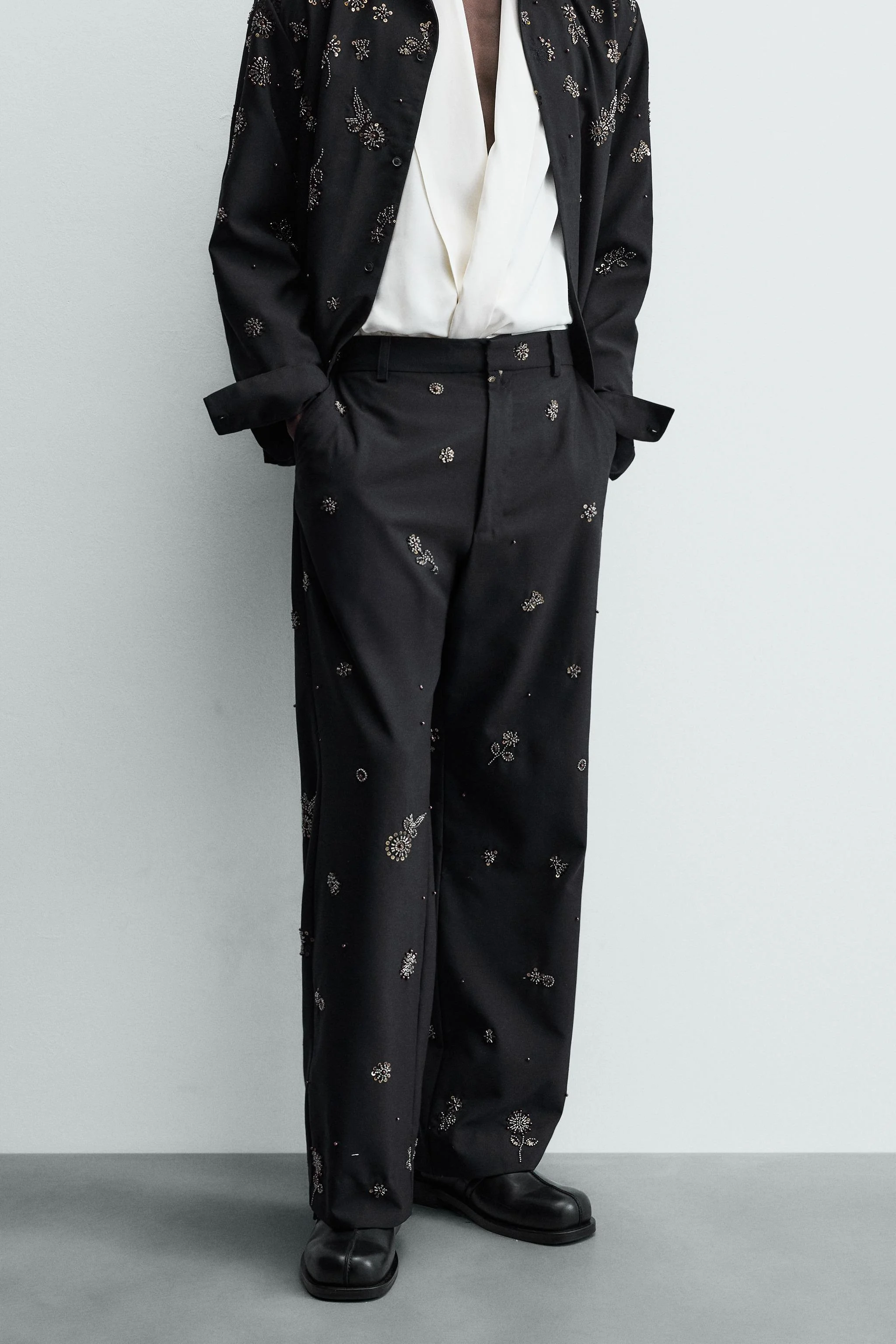 شلوار گشاد پولک‌دار با برش آزاد