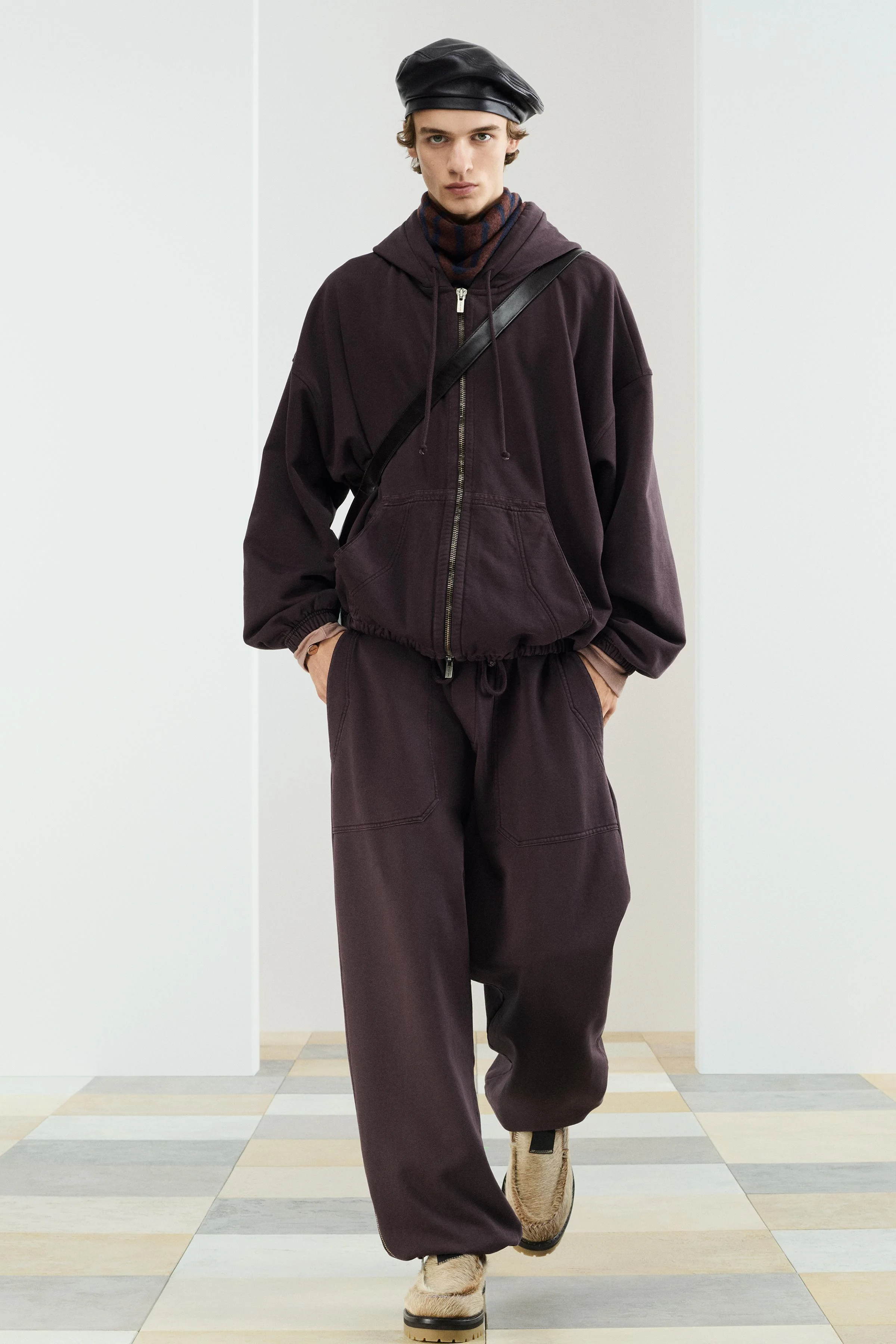 شلوار جاگر با فیت بالونی، ساخته شده از پارچه نخی با داخل لوپ‌بک. دارای کمر کشی قابل تنظیم با بند. جیب‌های تکه‌ای در جلو و پشت. لبه‌های مچ پا با کش قابل تنظیم و زیپ جانبی. دارای افکت رنگ‌رفته. این لباس به دلیل فرآیند شستشوی خاص، ظاهری منحصربه‌فرد دارد. به همین دلیل، رنگ ممکن است کمی با عکس متفاوت باشد.