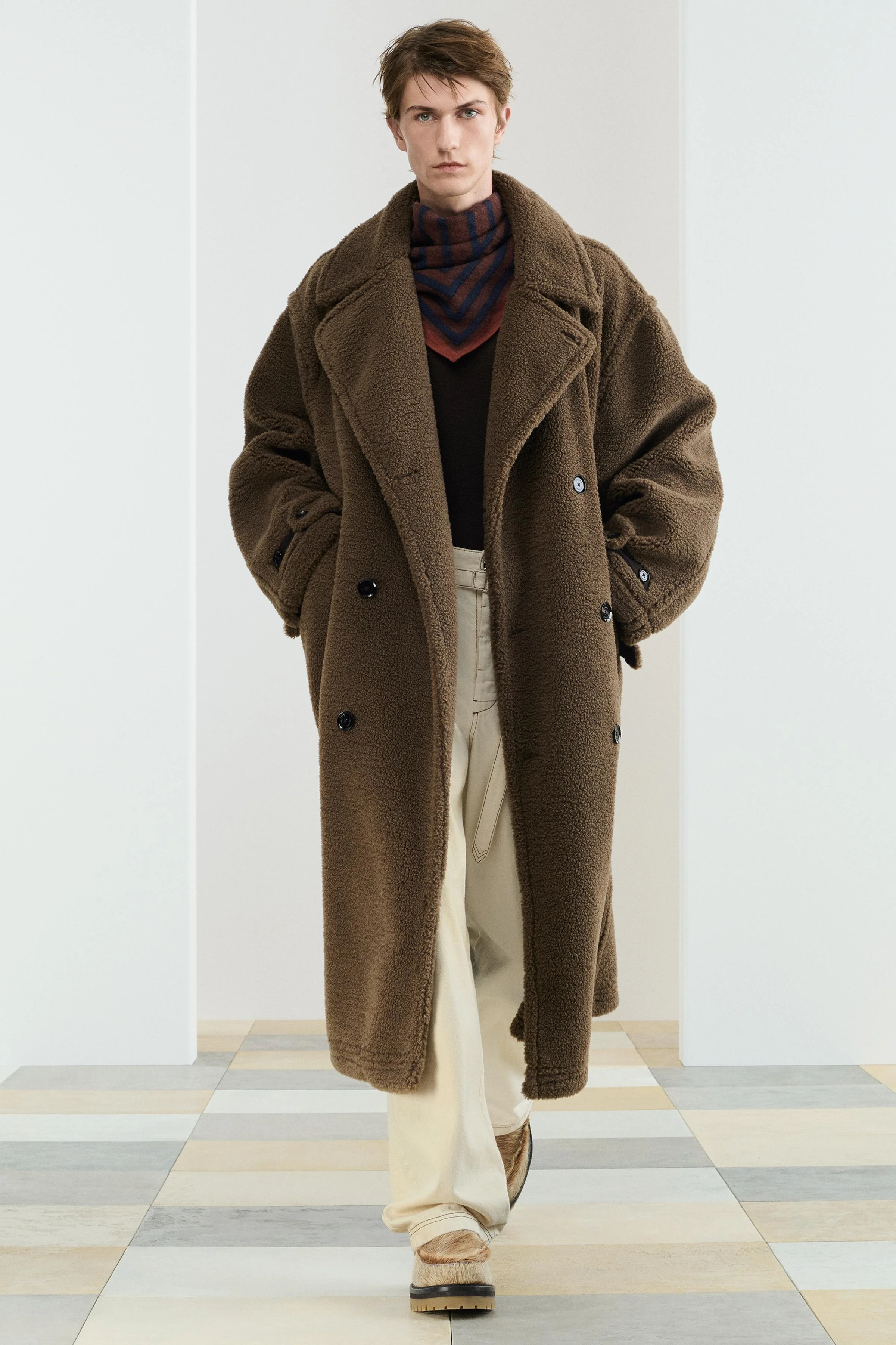 شلوار راسته با فیت آزاد، تهیه شده از پارچه نخی. کمر قابل تنظیم با کمربند هم جنس. دارای جزئیات پیلی در جلو. جیب های جلو و جیب های تکه ای در پشت. دوخت تزئینی متضاد در سرتاسر لباس. بست دکمه ای در جلو. شلوار راسته با فیت آزاد، تهیه شده از پارچه نخی. کمر قابل تنظیم با کمربند هم جنس. دارای جزئیات پیلی در جلو. جیب های جلو و جیب های تکه ای در پشت. دوخت تزئینی متضاد در سرتاسر لباس. بست دکمه ای در جلو.