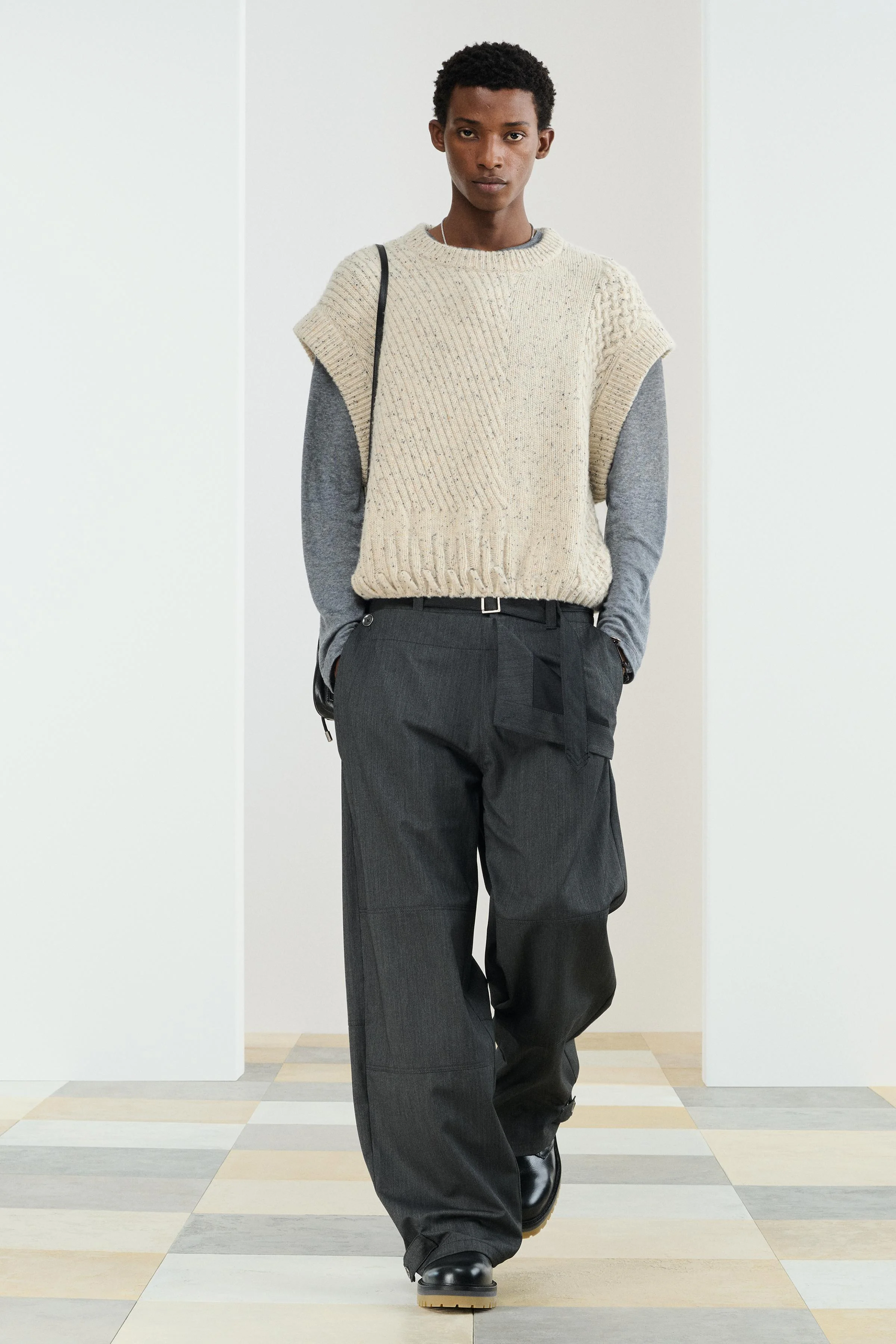 شلوار راسته از جنس ویسکوز روان. دارای کمر دولایه قابل تنظیم با کمربند پارچه ای همرنگ و دکمه های جانبی. دارای جیب های جلو و جیب های پاکتی پشتی با دکمه. دارای زیپ و دکمه.