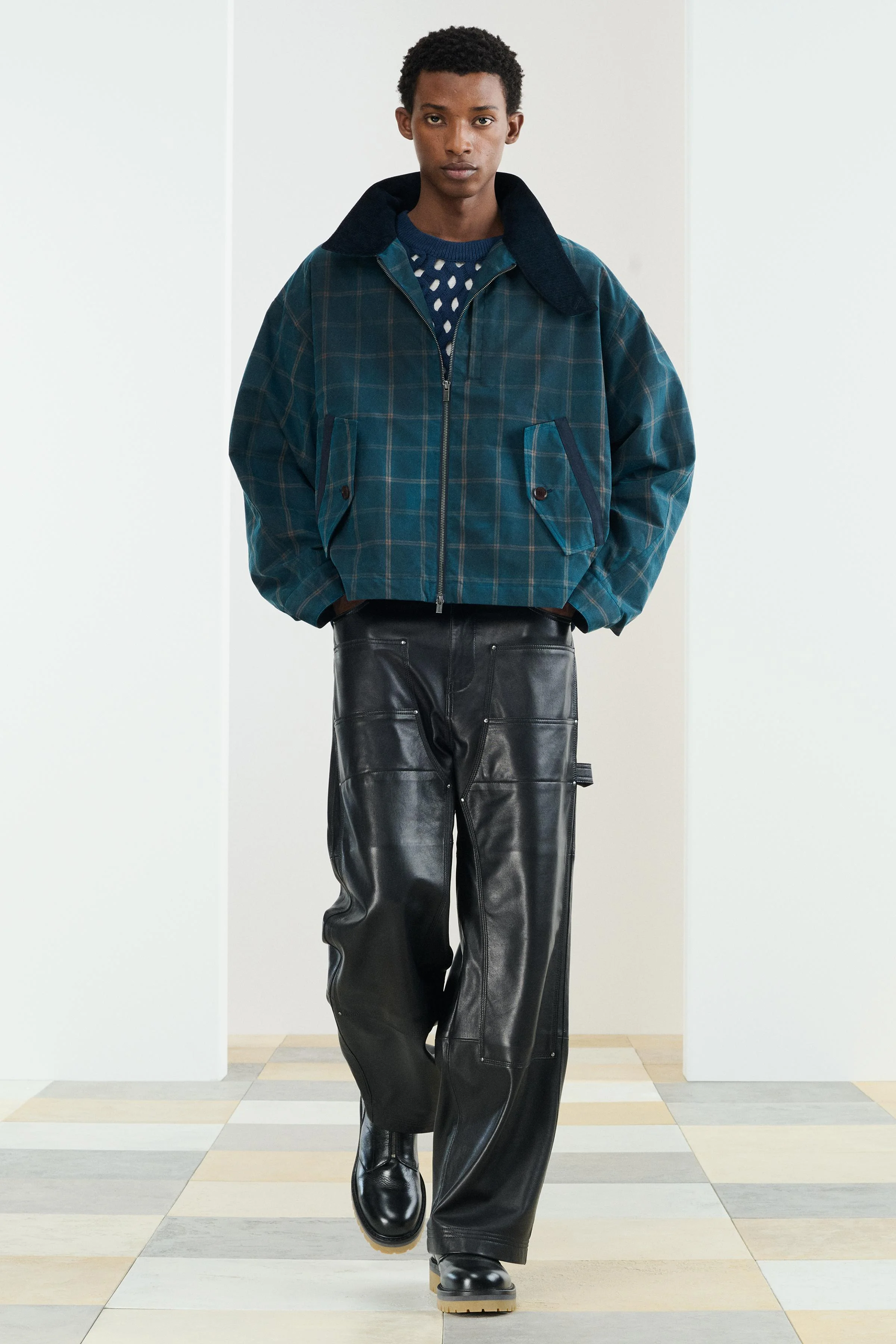 شلوار چرم نپا با پاچه های راسته. دارای پنج جیب، جیب های وصله ای و یک بند چند منظوره روی پا. دارای زیپ و دکمه در قسمت جلو.