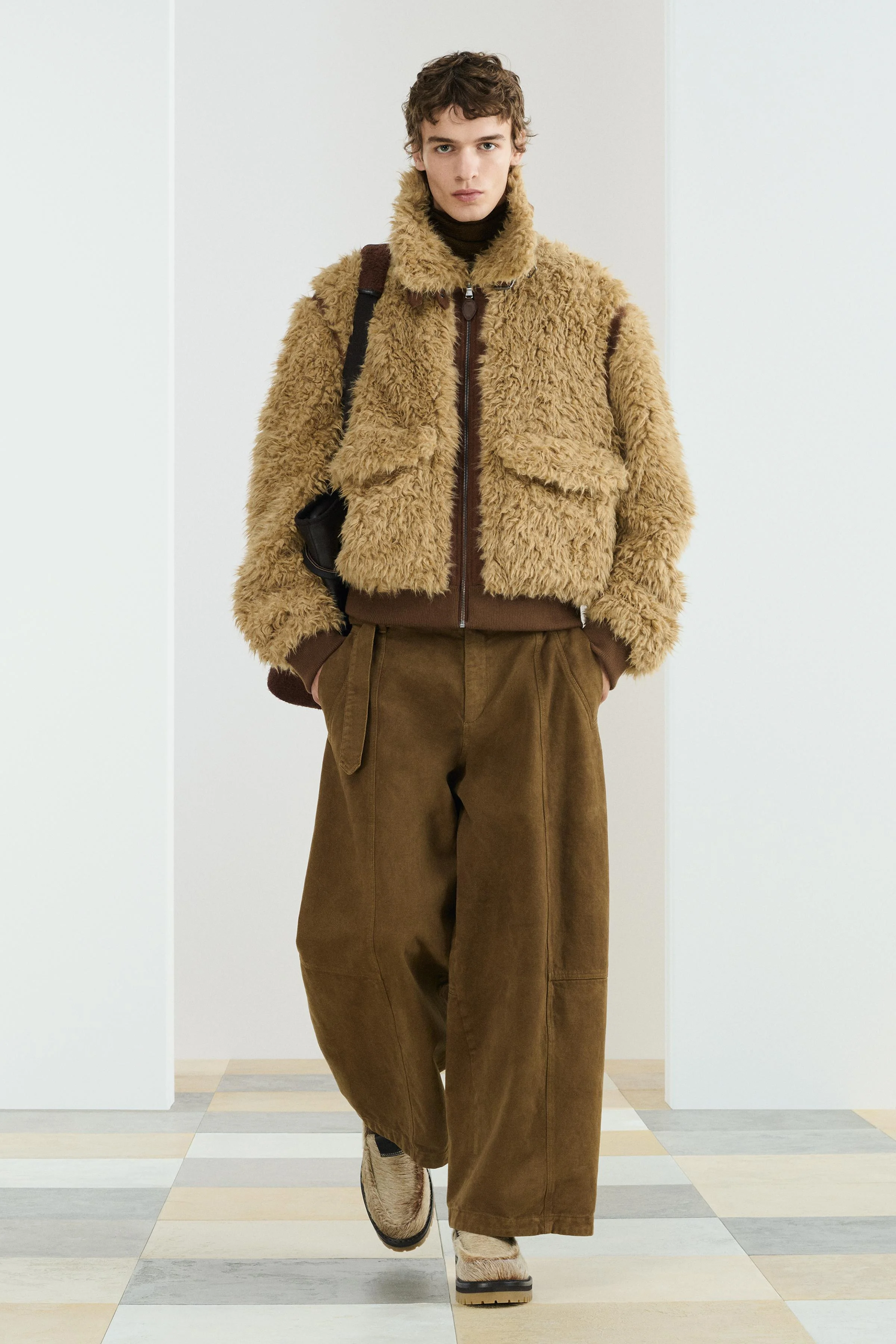 شلوار پنبه ای مدل بالونی. دارای جیب های مورب جلو، جیب های مورب پشتی، جزئیات درز روی پاها، جلوه شسته شده، و زیپ و دکمه.