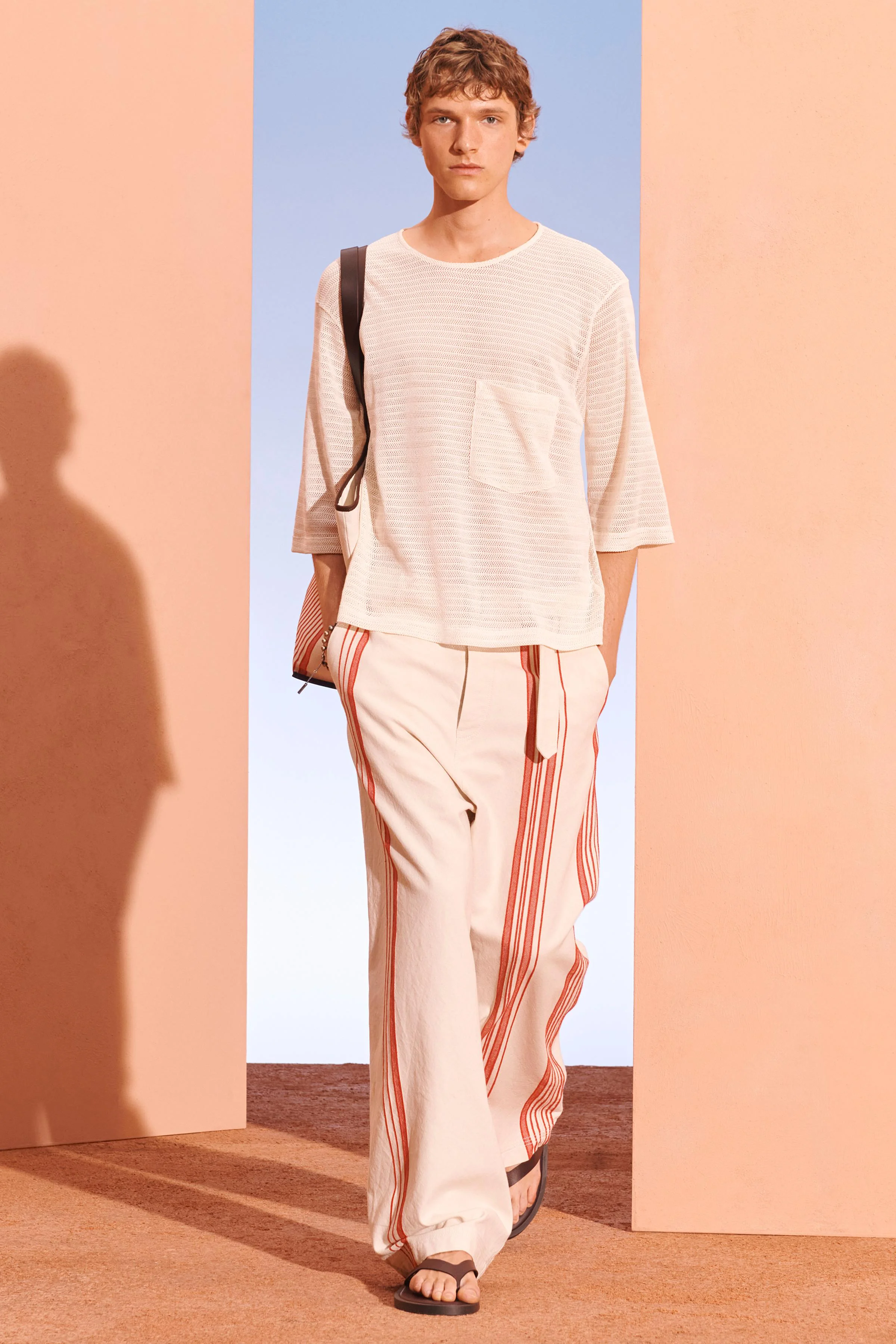 شلوار پا گشاد ساخته شده از پارچه نخی با بافت منسجم. کمر قابل تنظیم با کمربند پارچه ای همرنگ. دارای جیب های جلو و جزئیات جیب پشتی پاکتی. دارای دکمه برای بستن.