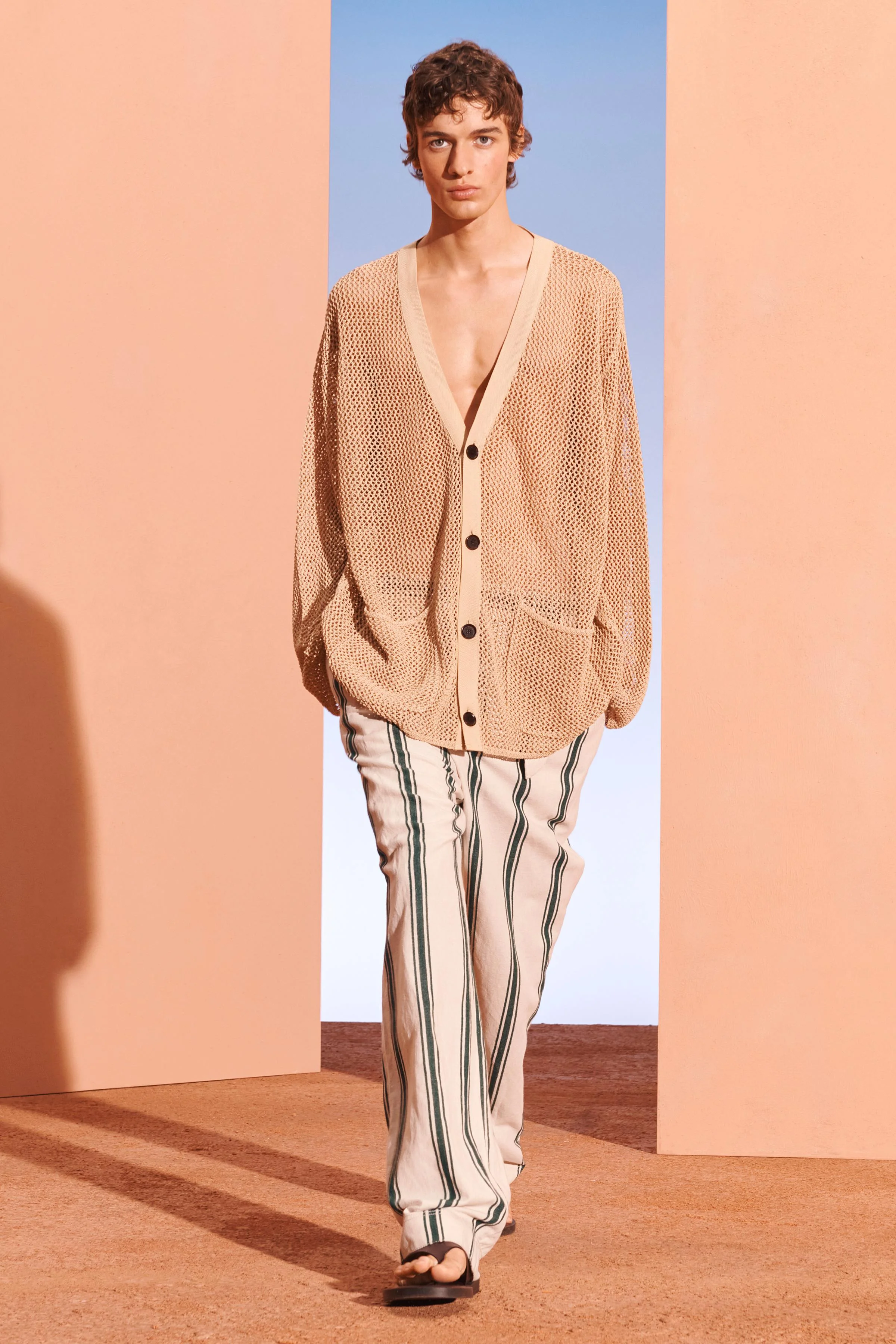 شلوار با فاق راحت، تهیه شده از ترکیب پنبه و کتان. دارای کمر کشی، جیب های جلو و یک جیب دکمه دار در پشت. دارای دکمه برای بستن.