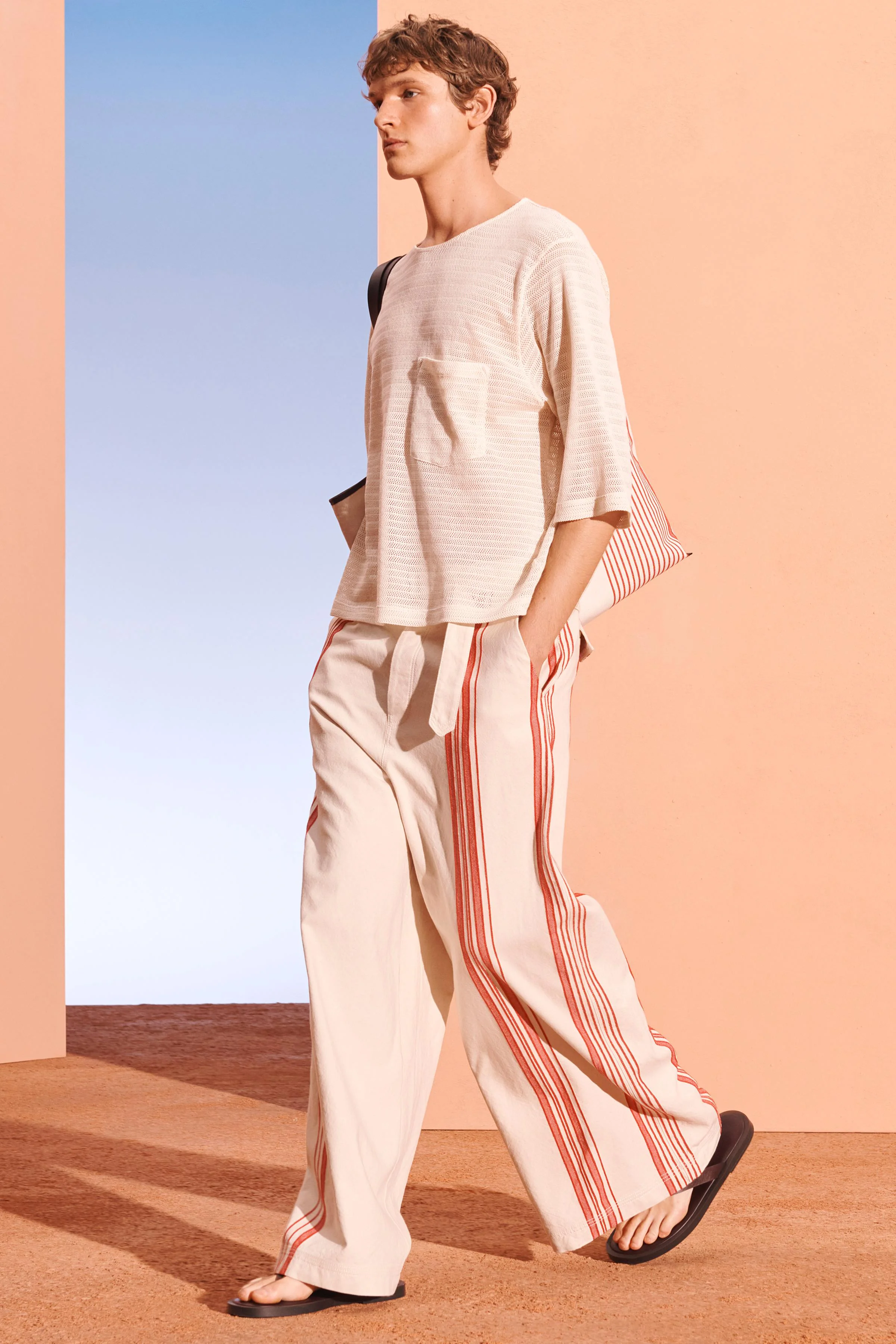 شلوار پا گشاد ساخته شده از پارچه نخی با بافت منسجم. کمر قابل تنظیم با کمربند پارچه ای همرنگ. دارای جیب های جلو و جزئیات جیب پشتی پاکتی. دارای دکمه برای بستن.