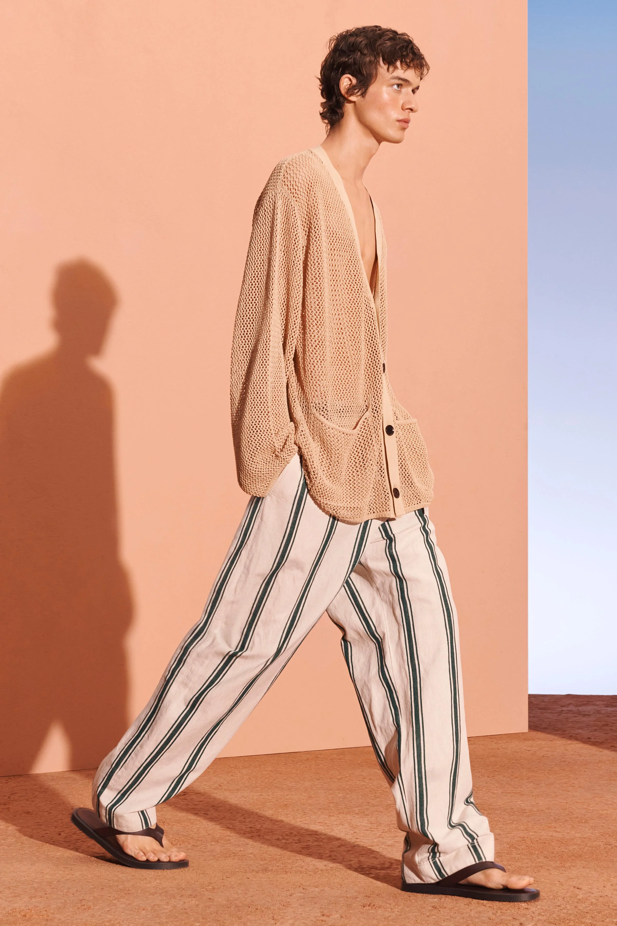 شلوار با فاق راحت، تهیه شده از ترکیب پنبه و کتان. دارای کمر کشی، جیب های جلو و یک جیب دکمه دار در پشت. دارای دکمه برای بستن.