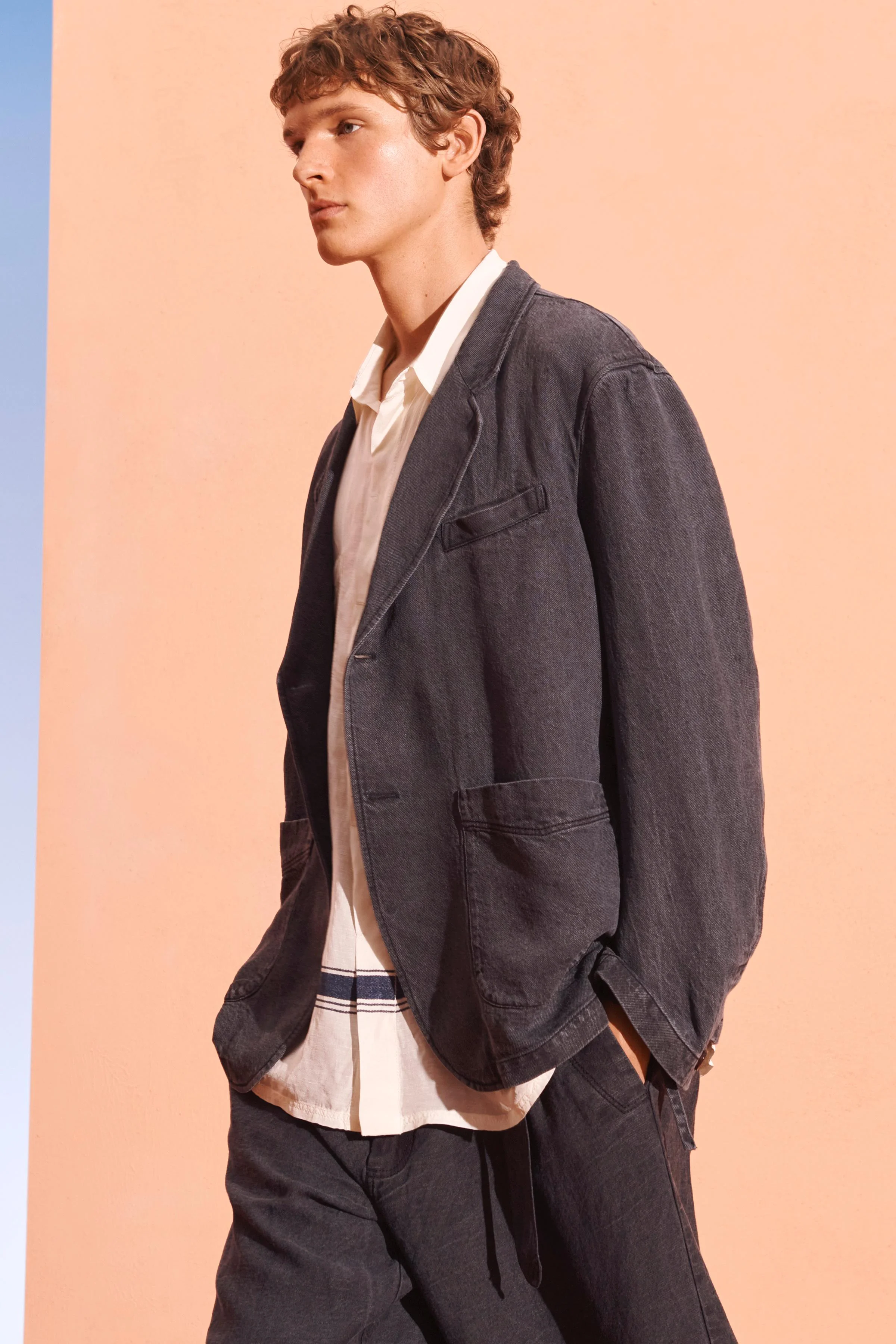 شلوار راسته با تن خور راحت، تهیه شده از پارچه ترکیبی لینن روان با ویسکوز. کمر قابل تنظیم با کمربند پارچه ای همرنگ. دارای پیلی در قسمت جلو. جیب های جلو و جیب های پشتی با دکمه. دارای جلوه شسته شده. لبه قابل تنظیم با زبانه کناری. دارای زیپ و دکمه.